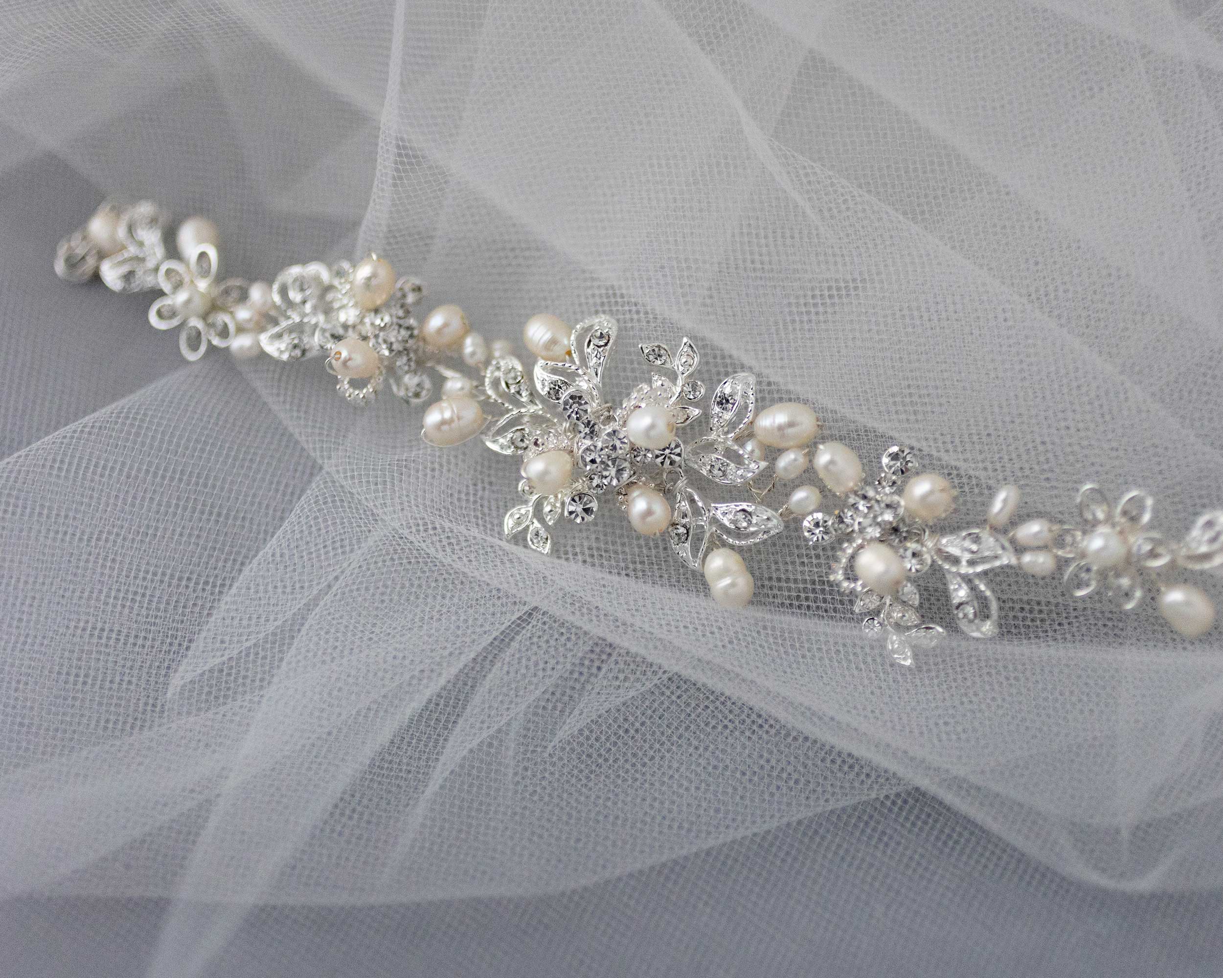 Elegant Wedding Pearl Bridal Bracelet with Sparkling Crystals - Perfect for Brides, Bridesmaids & Formal Occasions