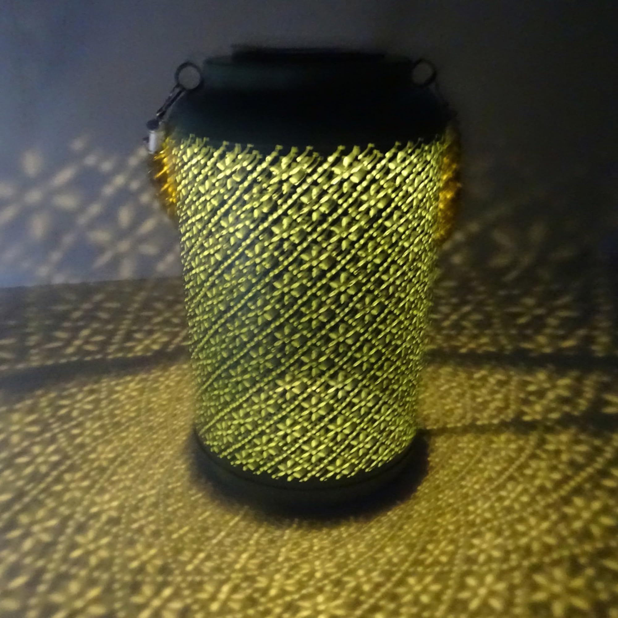 Alpine Corporation Solar Hanging Lanterns - Green LED Decorative Lights for Outdoor Garden, Patio, Yard & Pathway Lighting | Weather-Resistant Solar Powered Lanterns
