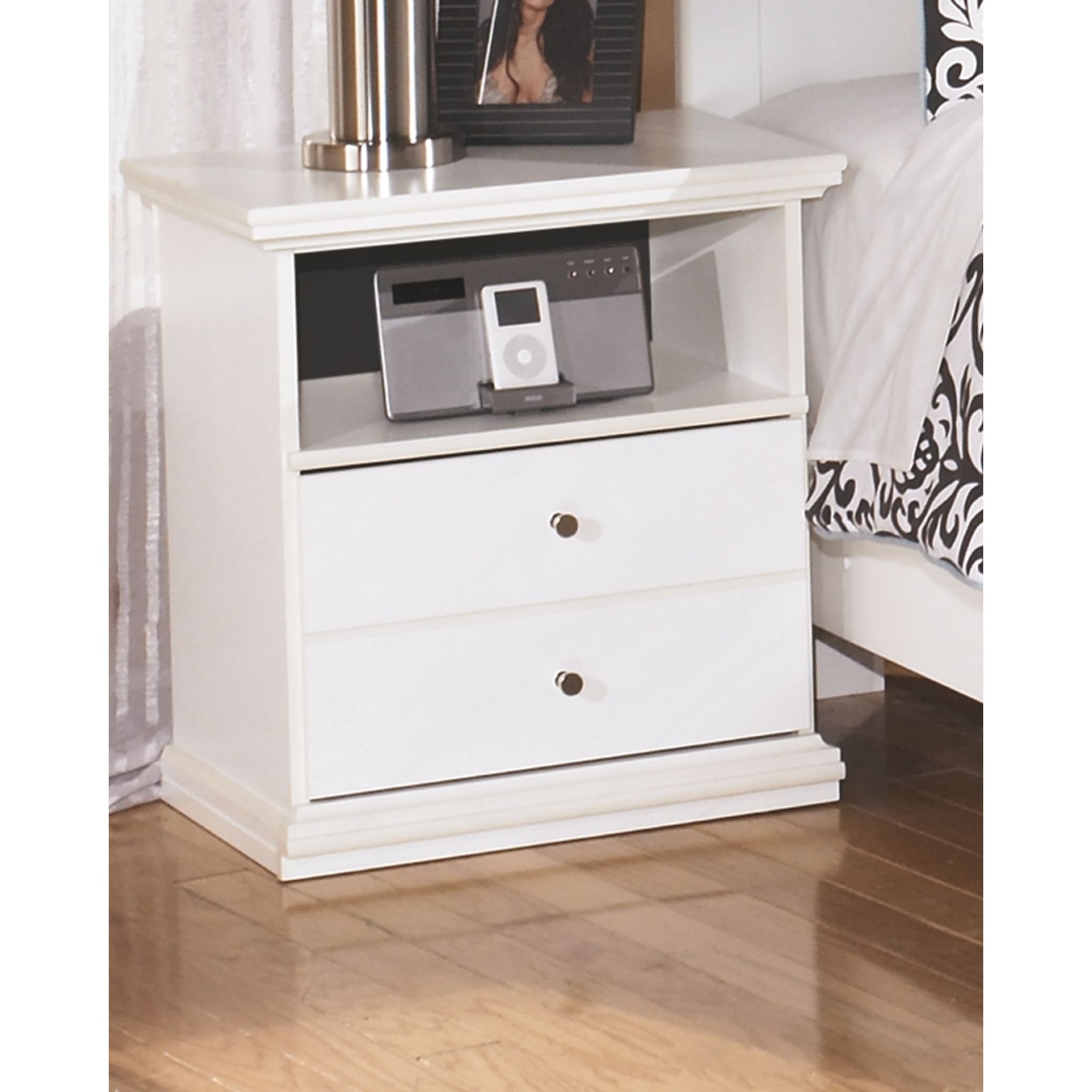 Bostwick Shoals 5-Piece Queen Size Bedroom Set - White Wooden Panel Bed Frame with Matching Furniture for Modern Home Decor | Perfect for Master Bedroom or Guest Room Setup