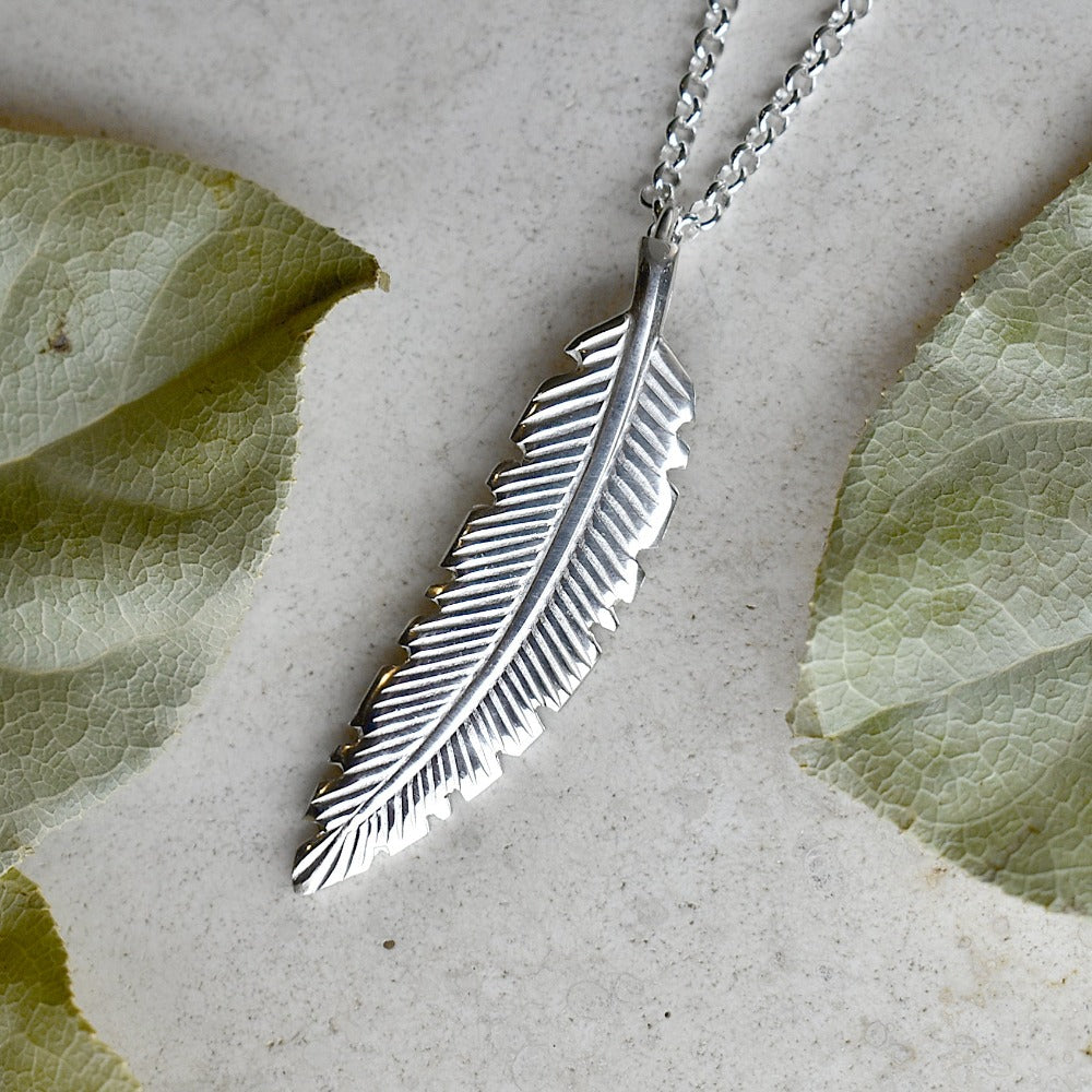 Elegant Curved Feather Pendant Necklace for Women - Boho Chic Jewelry Gift for Her - Perfect for Parties, Weddings & Everyday Wear