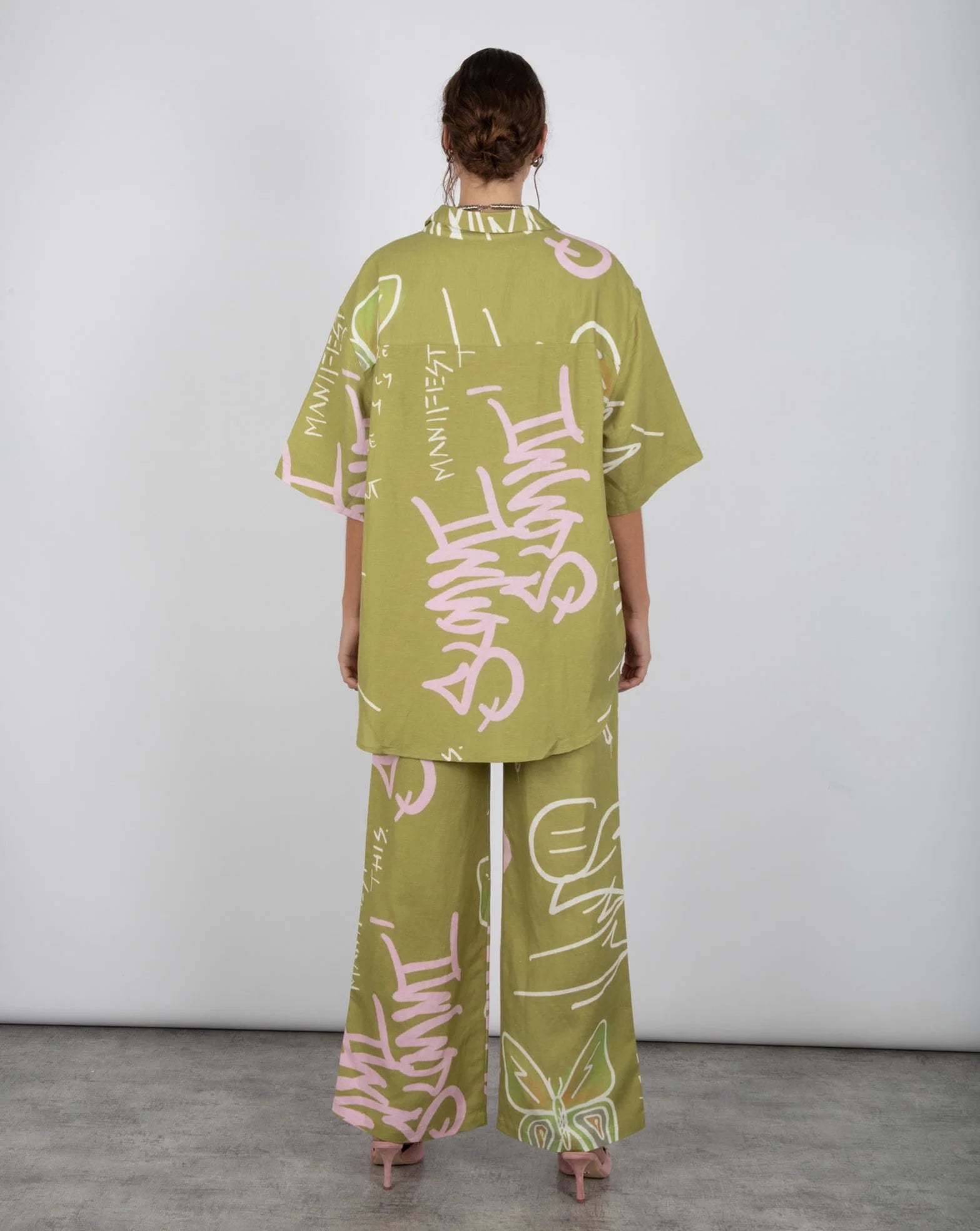 BIG SHIRT GRAFITTI BUTTERFLY KHAKI - Oversized Graphic Tee with Butterfly Print for Women - Perfect for Streetwear, Casual Outfits & Summer Fashion