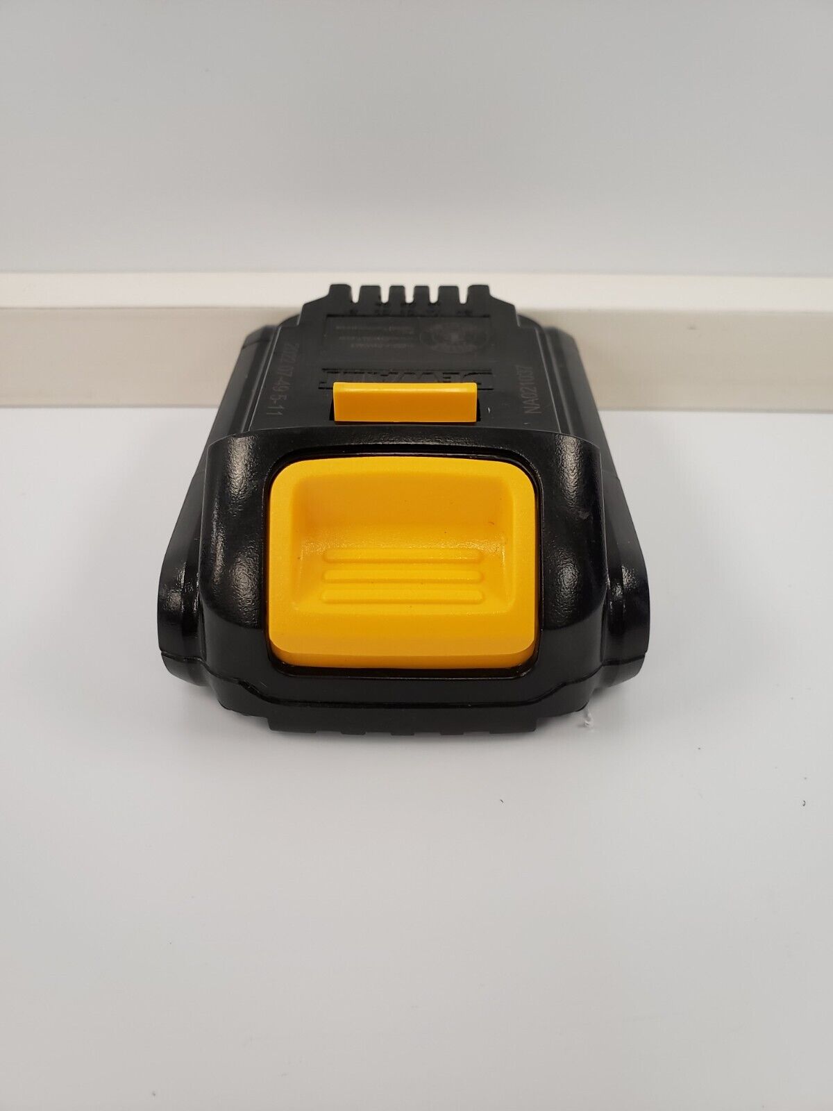 DEWALT DCB201 20V MAX Lithium-Ion Battery Pack (2.0Ah) - Compatible with DEWALT 20V Power Tools - Perfect for Drilling, Fastening & DIY Projects