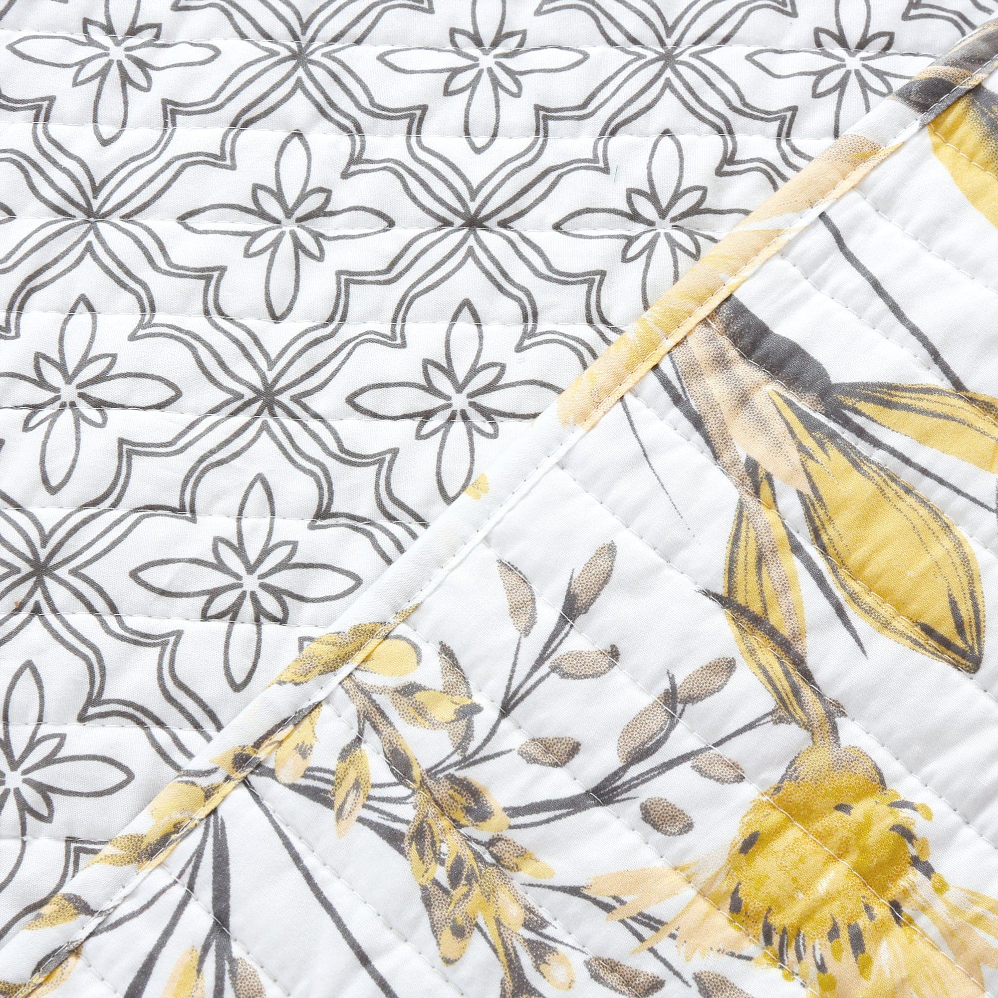 Adalia 3-Piece Quilt Set - Queen Size Bedding Comforter with Matching Pillow Shams - Soft Microfiber for All Seasons - Perfect for Master Bedroom, Guest Room & Cozy Home Decor