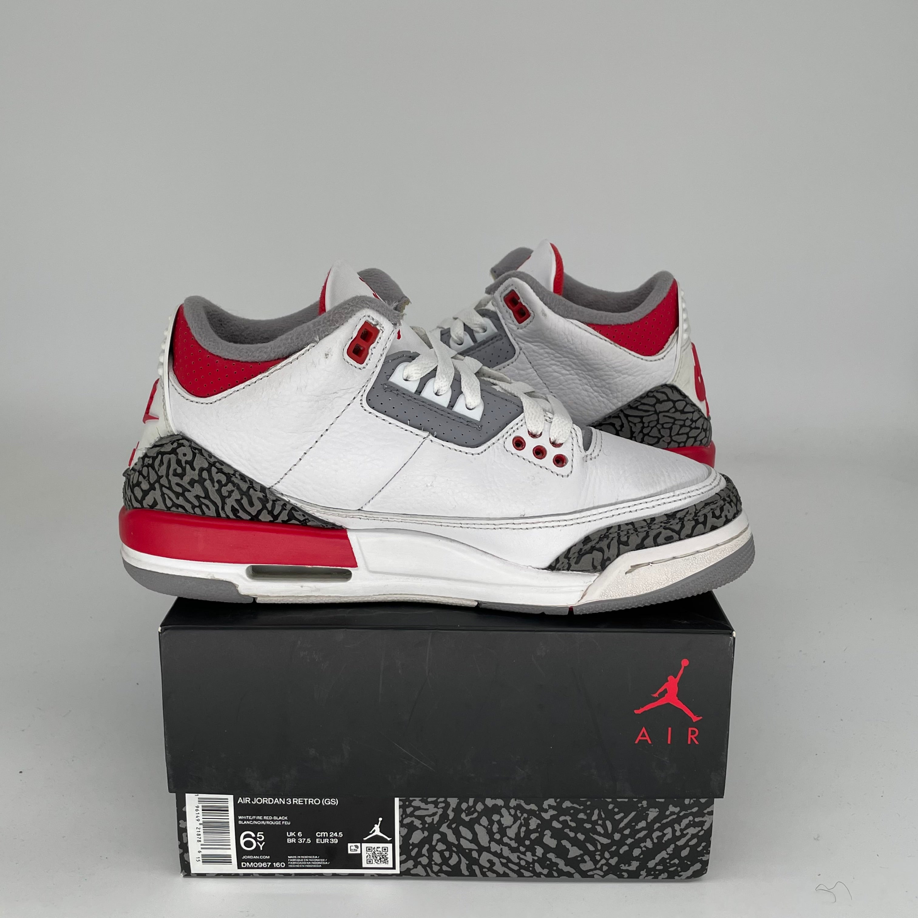 Original Title: AIR JORDAN 3 FIRE RED SIZE 6.5Y DM0967 160   Optimized Title: **Air Jordan 3 Retro 'Fire Red' Sneakers - Size 6.5Y (DM0967-160) - Men's Basketball Shoes for Casual Wear & Street Style**