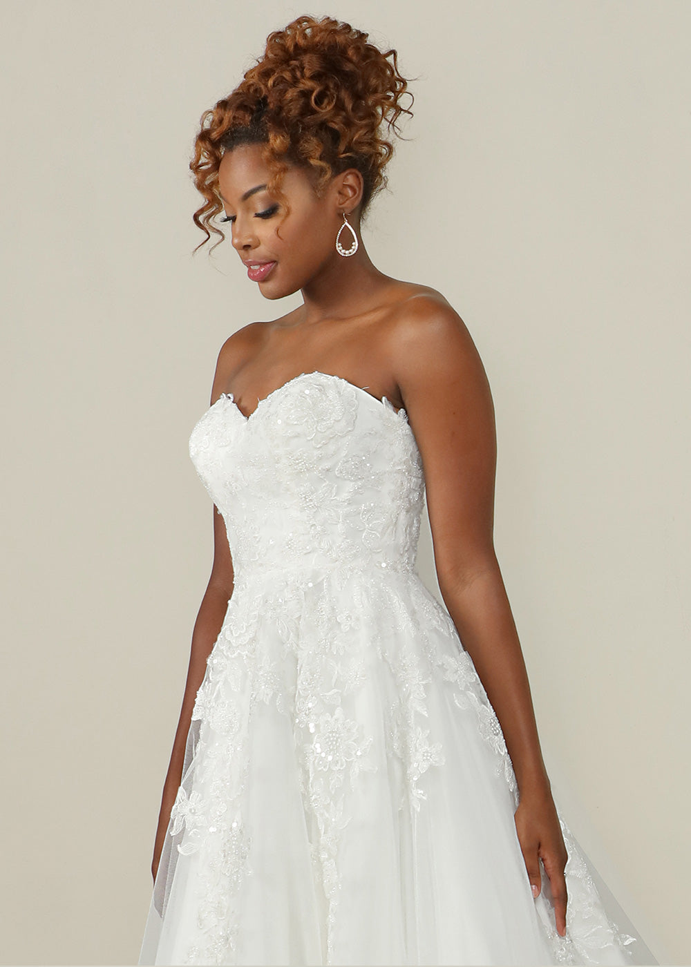 Elegant London Strapless Sweetheart Lace and Tulle Ball Gown Wedding Dress for Brides - Perfect for Formal Events, Prom, and Evening Galas