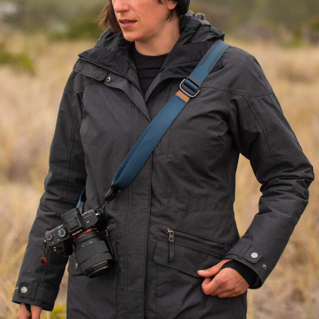 Peak Design Slide Lite Camera Strap - Adjustable & Comfortable Shoulder Strap for DSLR & Mirrorless Cameras (Midnight Black) - Perfect for Travel, Hiking & Outdoor Photography