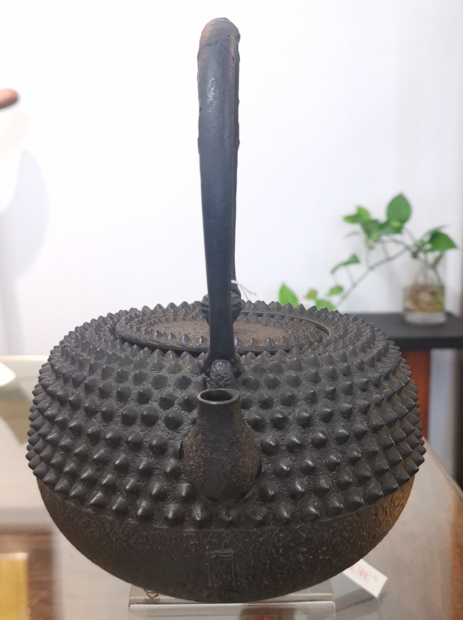 Authentic Japanese Nanbu Satetsu Tetsubin Iron Teapot - Koizumi Nizaemon 10th Generation Ōarare Pattern Ubaguchi Maru Shape - Perfect for Traditional Tea Ceremonies & Home Decor