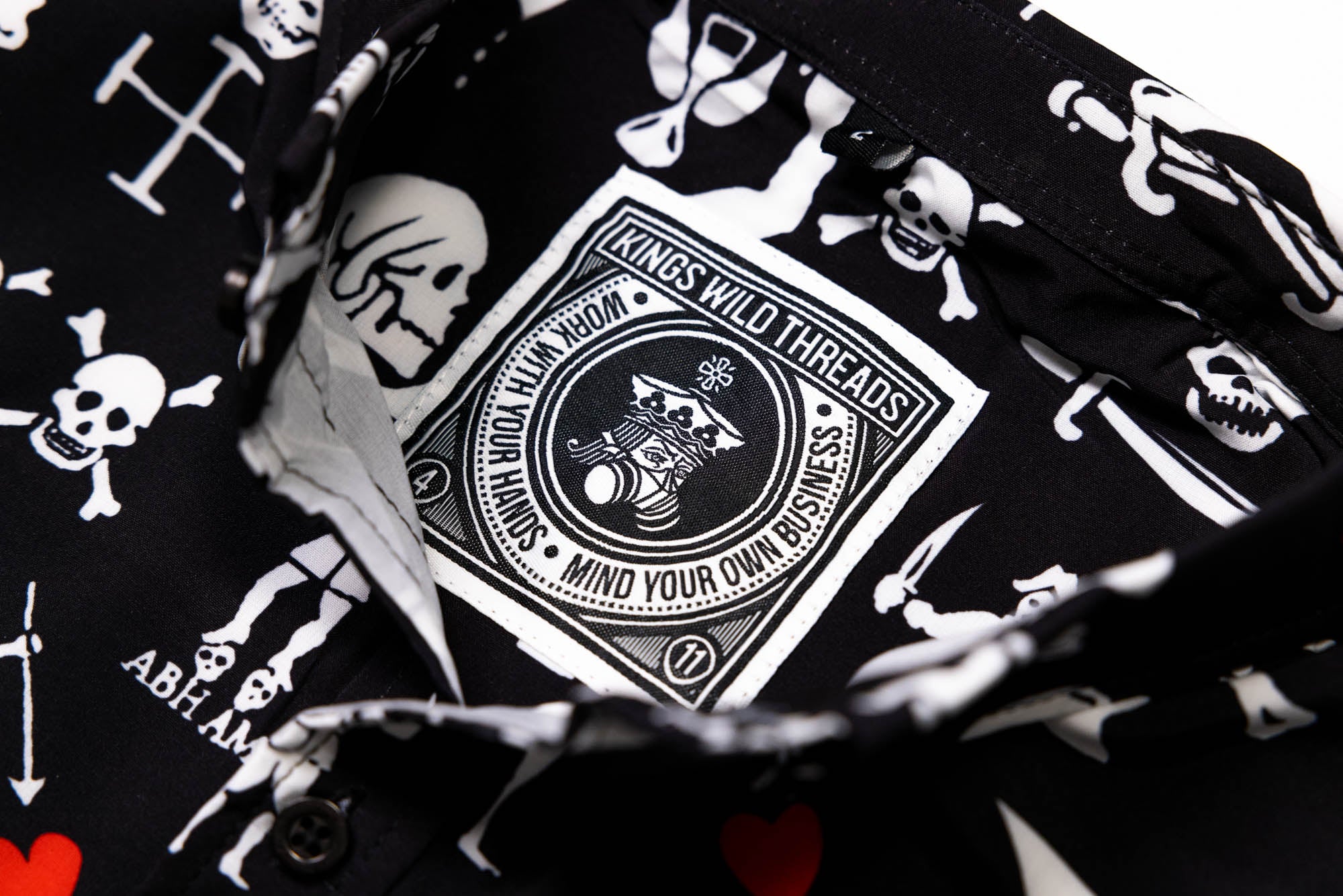 Kings Wild Threads Pirates T-Shirt - Vintage Pirate Graphic Tee for Men & Women - Perfect for Halloween Costumes, Pirate Themed Parties & Casual Wear