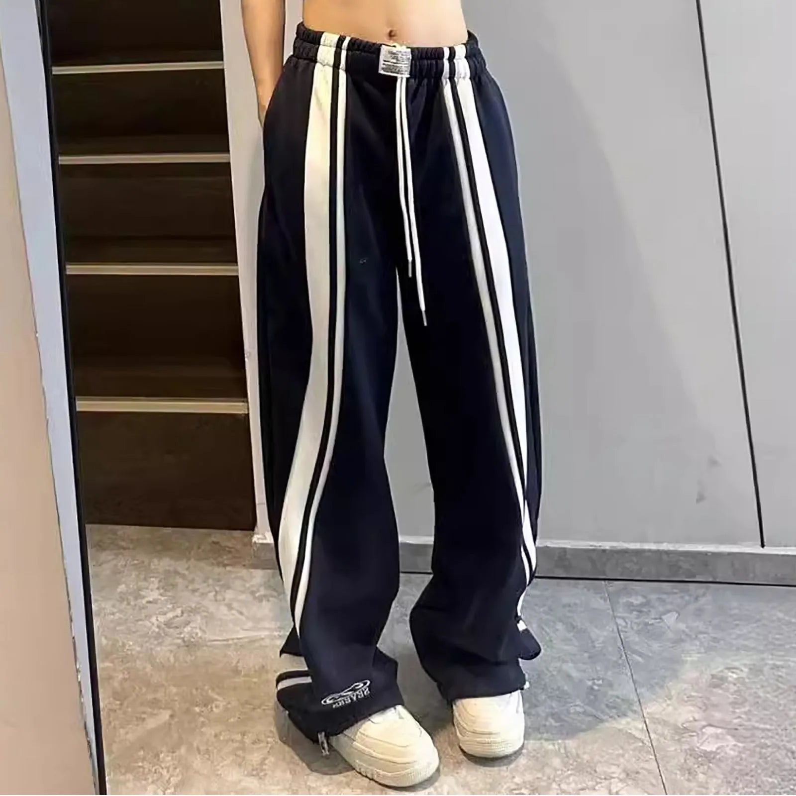 Retro Black Hip Hop Wide Leg Sweatpants for Men & Women | Trendy Streetwear Baggy Cargo Pants | Perfect for Casual Wear, Gym, and Urban Fashion