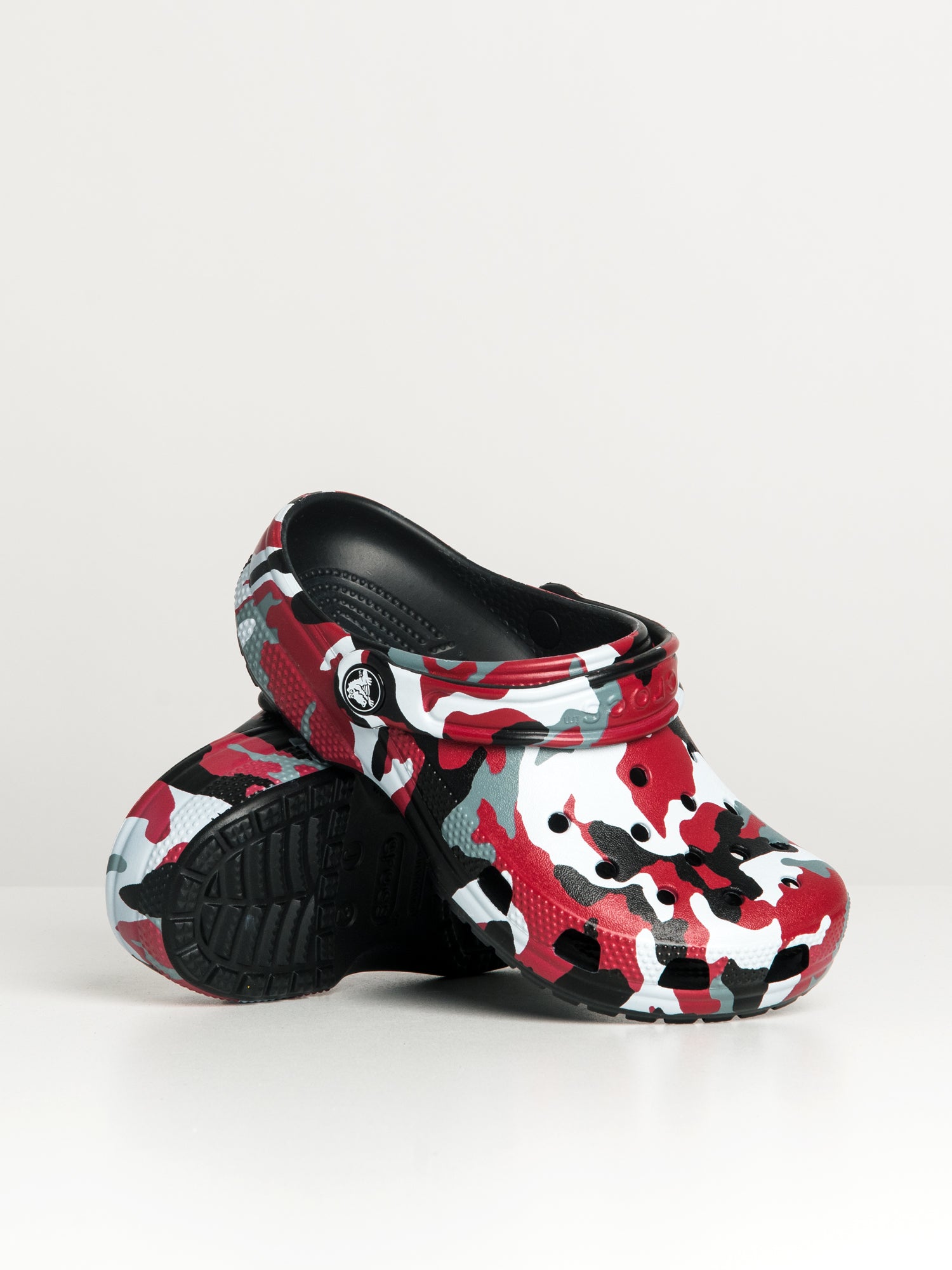 Crocs Kids Classic Camo Clog - Comfortable Lightweight Slip-On Water Shoes for Boys & Girls - Perfect for Beach, Pool, and Outdoor Play