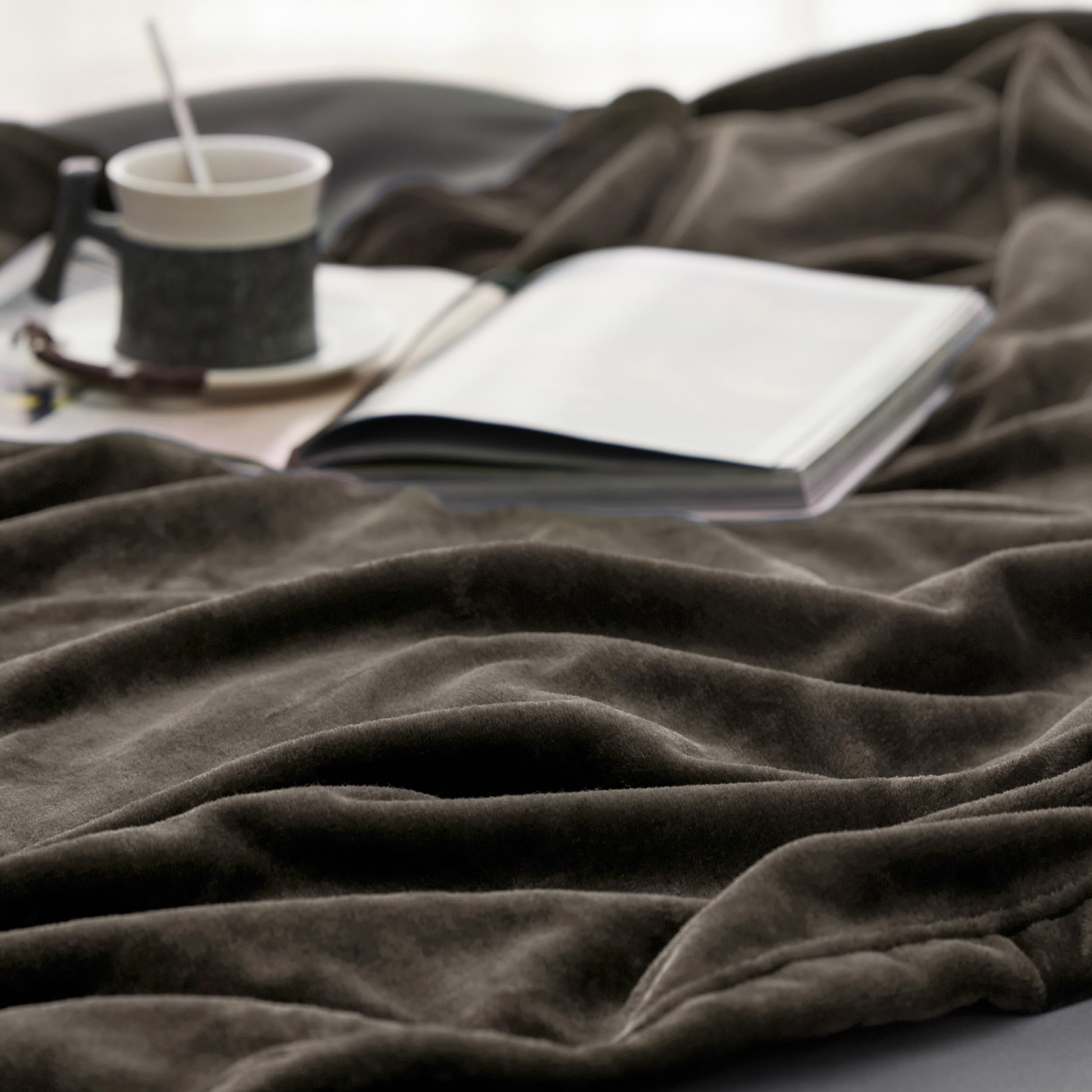 Bedsure King Size Brown Fleece Blanket - Ultra Soft, Lightweight, Plush & Cozy Microfiber Blanket (108x90 Inches) for Bed, Couch, Sofa, and Home Decor - Perfect for Winter, Fall, and Gift Giving