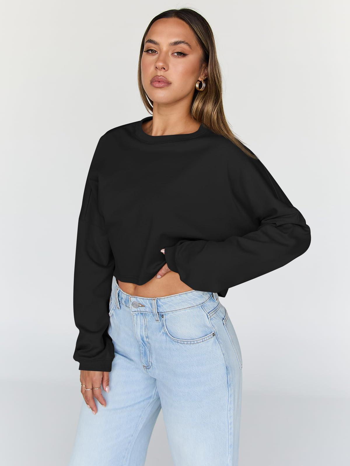 Trendy Queen Women's Cropped Oversized Crewneck Sweatshirt - Long Sleeve Fall Winter Pullover Sweater (Casual Outfit, Streetwear, Loungewear) 2025