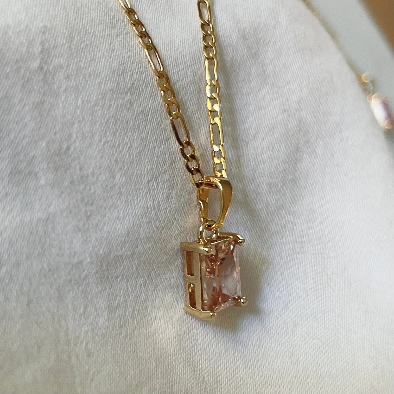 Elegant Peach Stone Necklace for Women - Natural Gemstone Jewelry for Boho Style & Everyday Wear - Perfect for Gifts, Parties & Casual Outfits