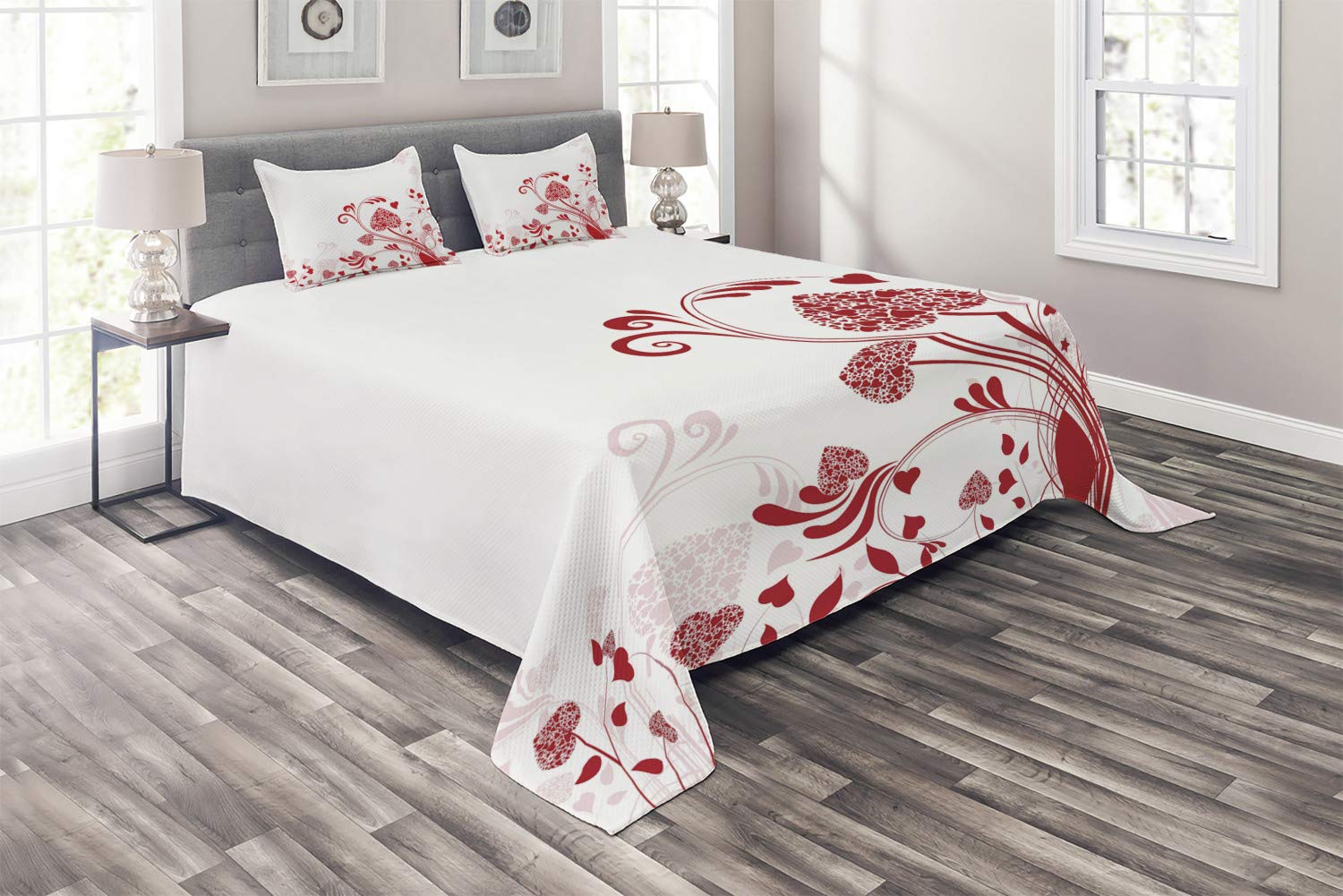 Ambesonne 3-Piece King Size Red Floral Quilted Bedspread Set with 2 Pillow Shams - Romantic Heart-Shaped Blooms & Curly Leaves Design - Perfect for Master Bedroom, Guest Room & Cozy Home Decor