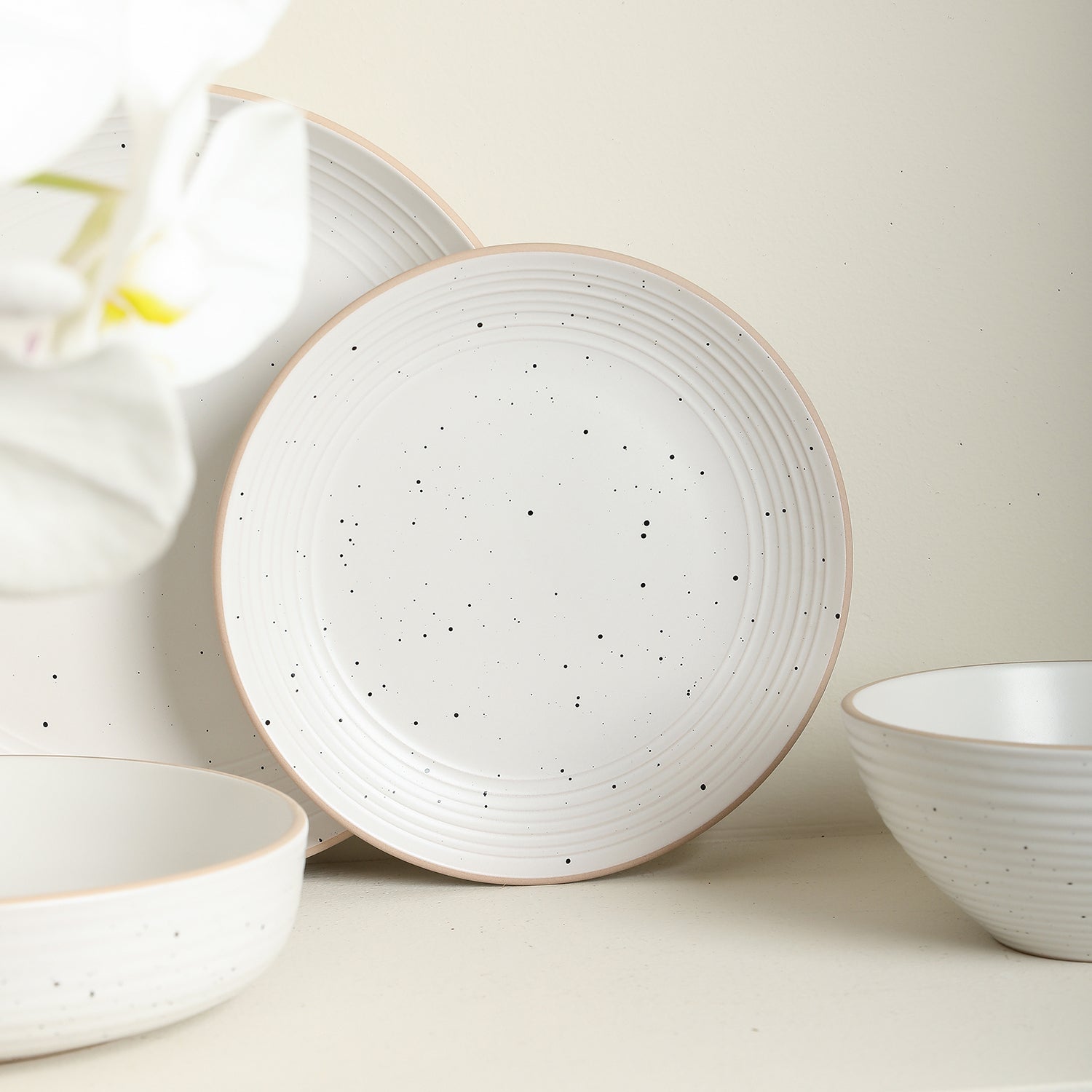 Premium Lauren Stoneware Dinnerware Set - 16-Piece Off White Porcelain Dinnerware for 4, Elegant & Durable for Everyday Use, Dinner Parties & Holiday Gatherings