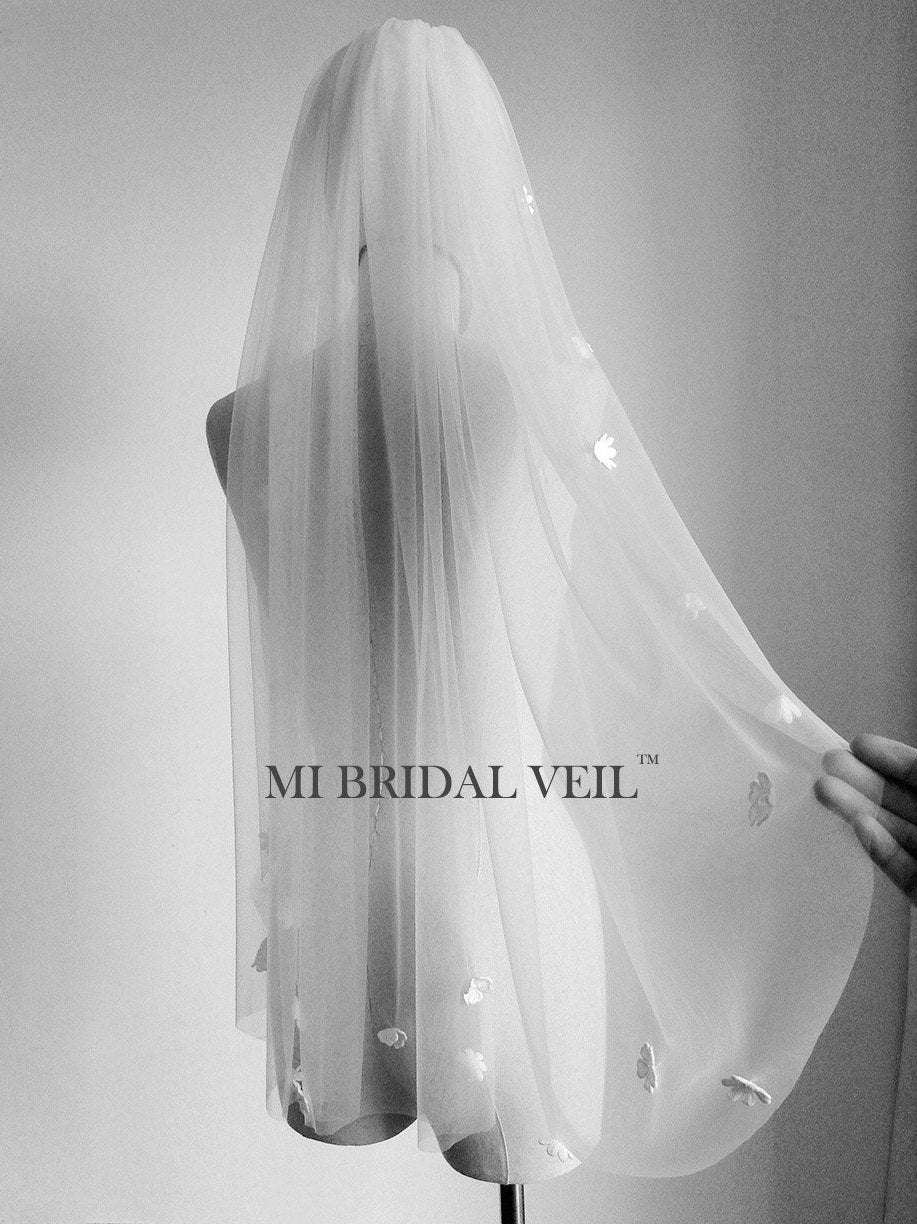 Elegant Daisy Petal Boho Wedding Veil with Floral Accents | Handmade Bridal Veil for Boho & Garden Weddings | Perfect for Outdoor & Beach Ceremonies