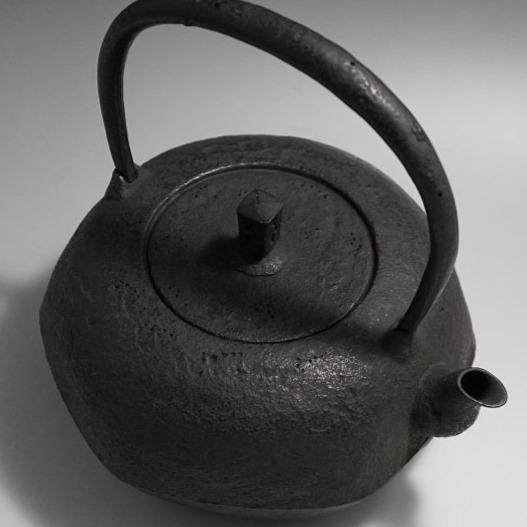 Authentic Japanese Nanbu Tetsubin Iron Teapot - Koizumi Nizaemon 11th Generation Kikko Gata Design with Original Box - Perfect for Traditional Tea Ceremonies & Home Brewing