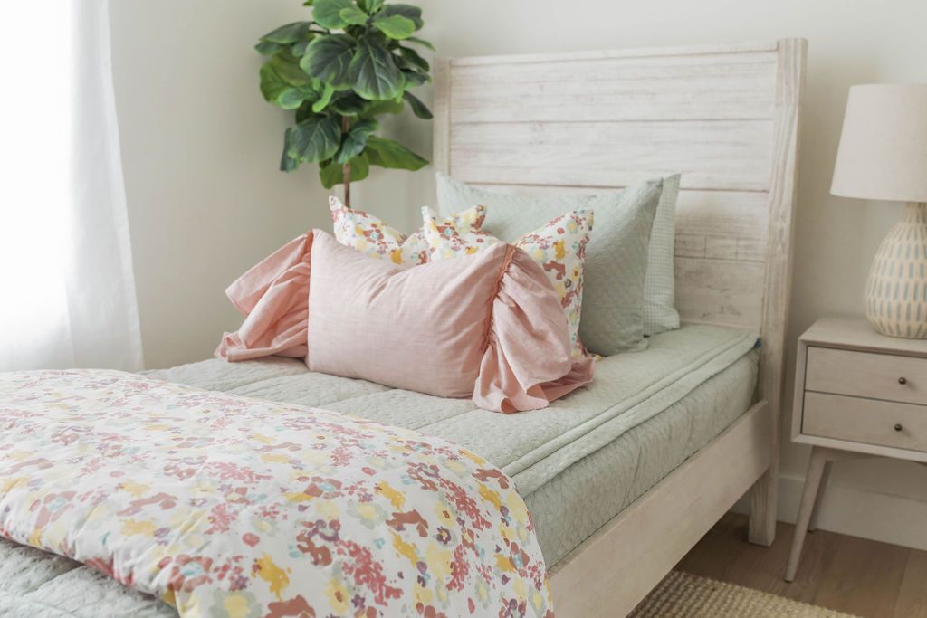 Chloe Luxe Soft Fleece Blanket - Ultra Cozy & Warm Throw for Bed, Couch, and Travel - Perfect for Winter Nights, Camping, and Gifts