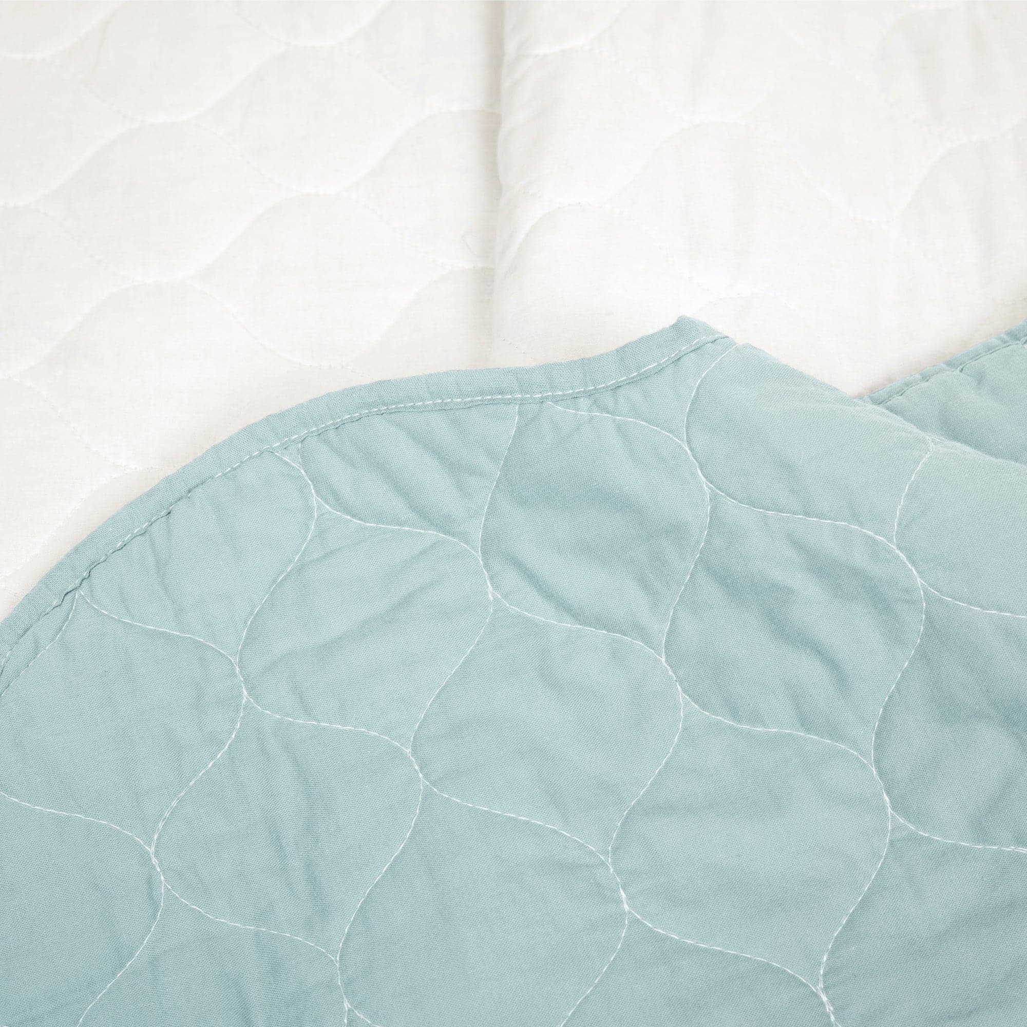 Coastal Chic Scalloped Edge Reversible Quilt 3-Piece Bedding Set | Soft & Breathable Comforter with Duvet Cover & Shams | Perfect for Beach House, Guest Room & Coastal Decor