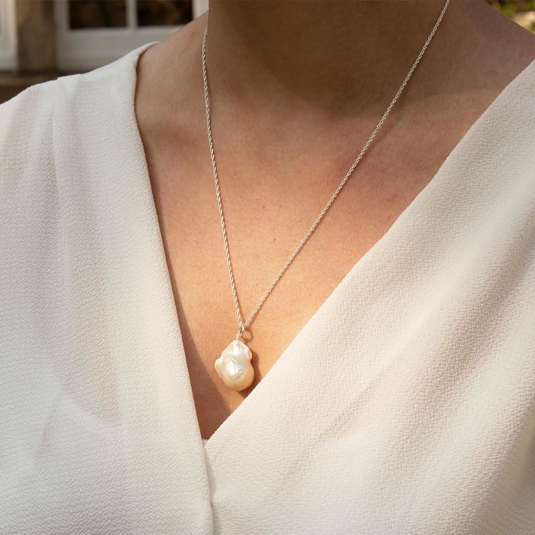 Elegant Baroque Pearl Necklace in Ivory & Silver - Perfect for Weddings, Parties & Special Occasions