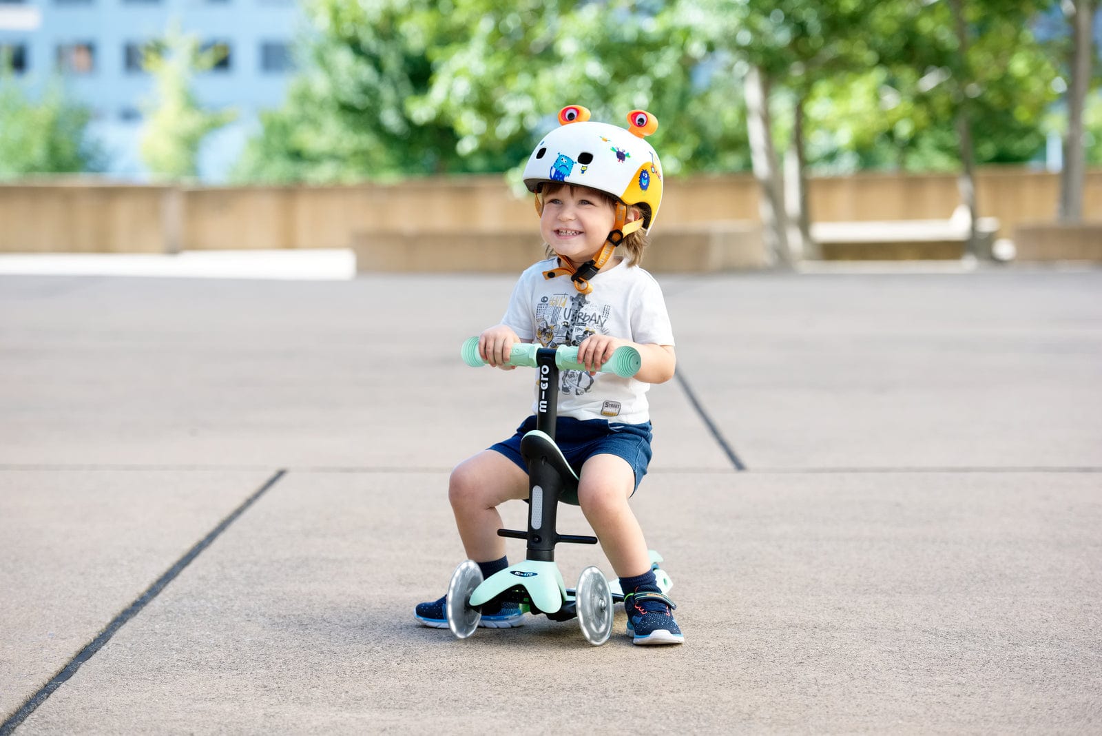 Micro Kickboard Micro Mini 2 Grow LED Scooter for Kids - Light Up 3 Wheel Kick Scooter for Boys & Girls Ages 2-5 Years - Fun Outdoor & Indoor Riding Toy for Toddlers