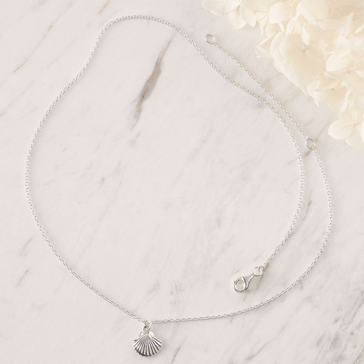 Dainty Seashell Choker Necklace - Elegant Beach Jewelry for Women, Boho Coastal Style Accessory | Perfect for Summer Vacations, Beach Weddings, and Boho Fashion Outfits