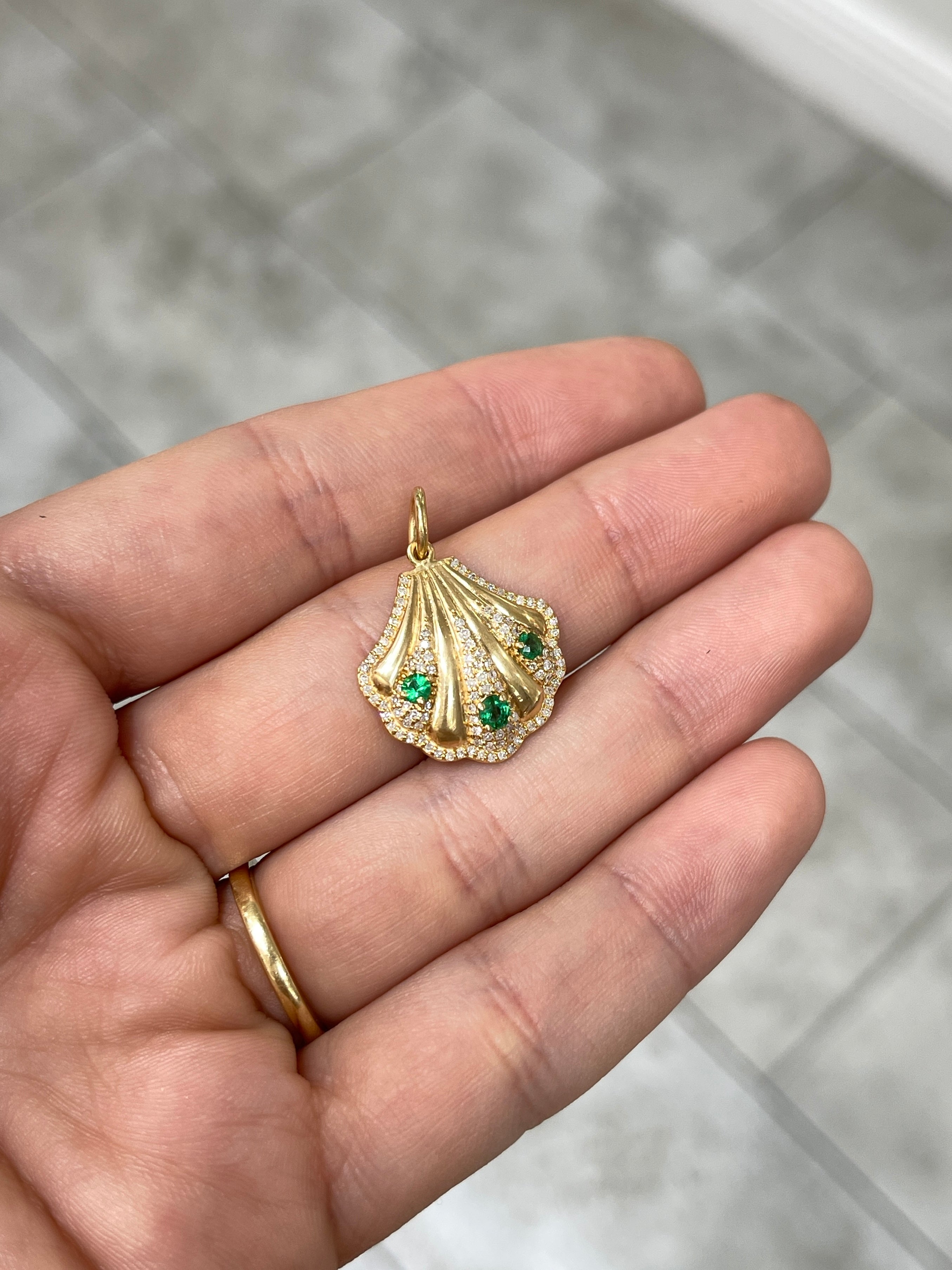 0.63tcw 14K Gold Diamond & Emerald Seashell Pendant Necklace - Elegant Beach Jewelry for Women, Perfect for Summer Vacations & Ocean-Themed Gifts