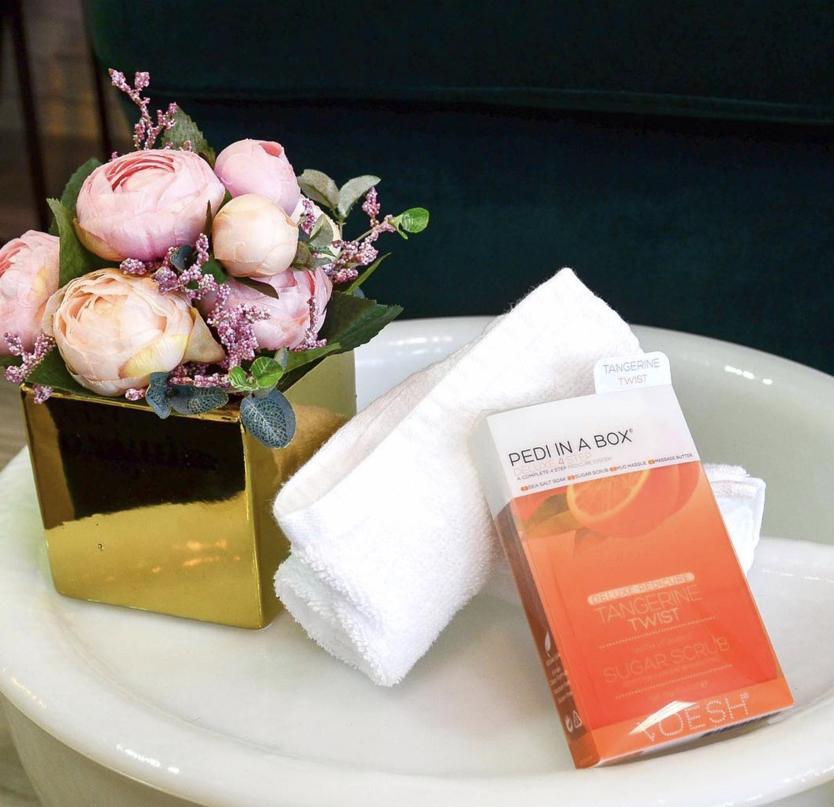 Voesh Pedi in a Box Tangerine Twist - Exfoliating Foot Peel Mask for Soft Smooth Feet | At-Home Spa Treatment & Pedicure Care