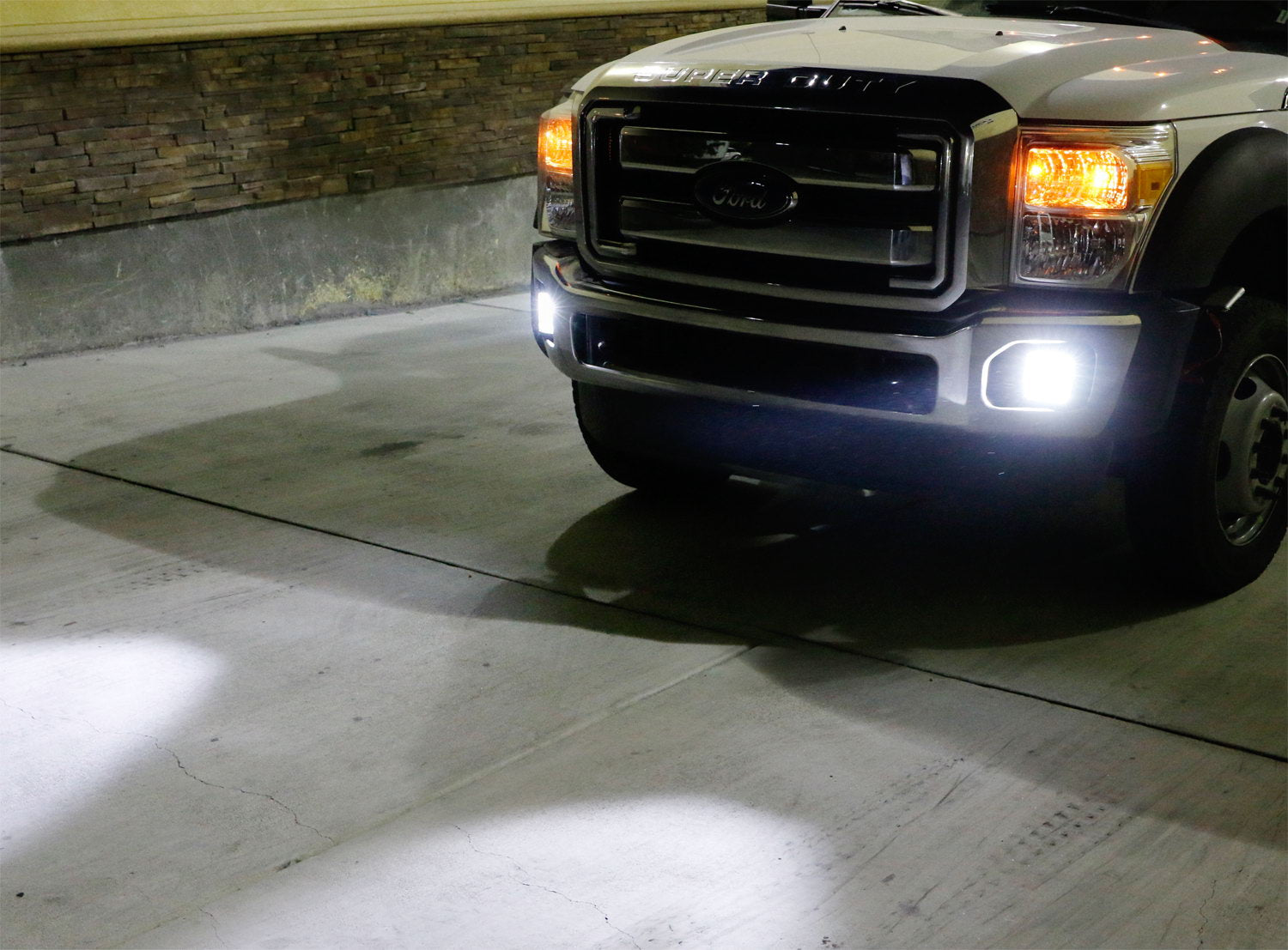 100W Hybrid Beam LED Pods with Fog Light Bracket & Wiring Kit - Compatible with 2011-2016 Ford F250 F350 Super Duty - Off-Road, Fog Lights, Night Driving, Work Trucks