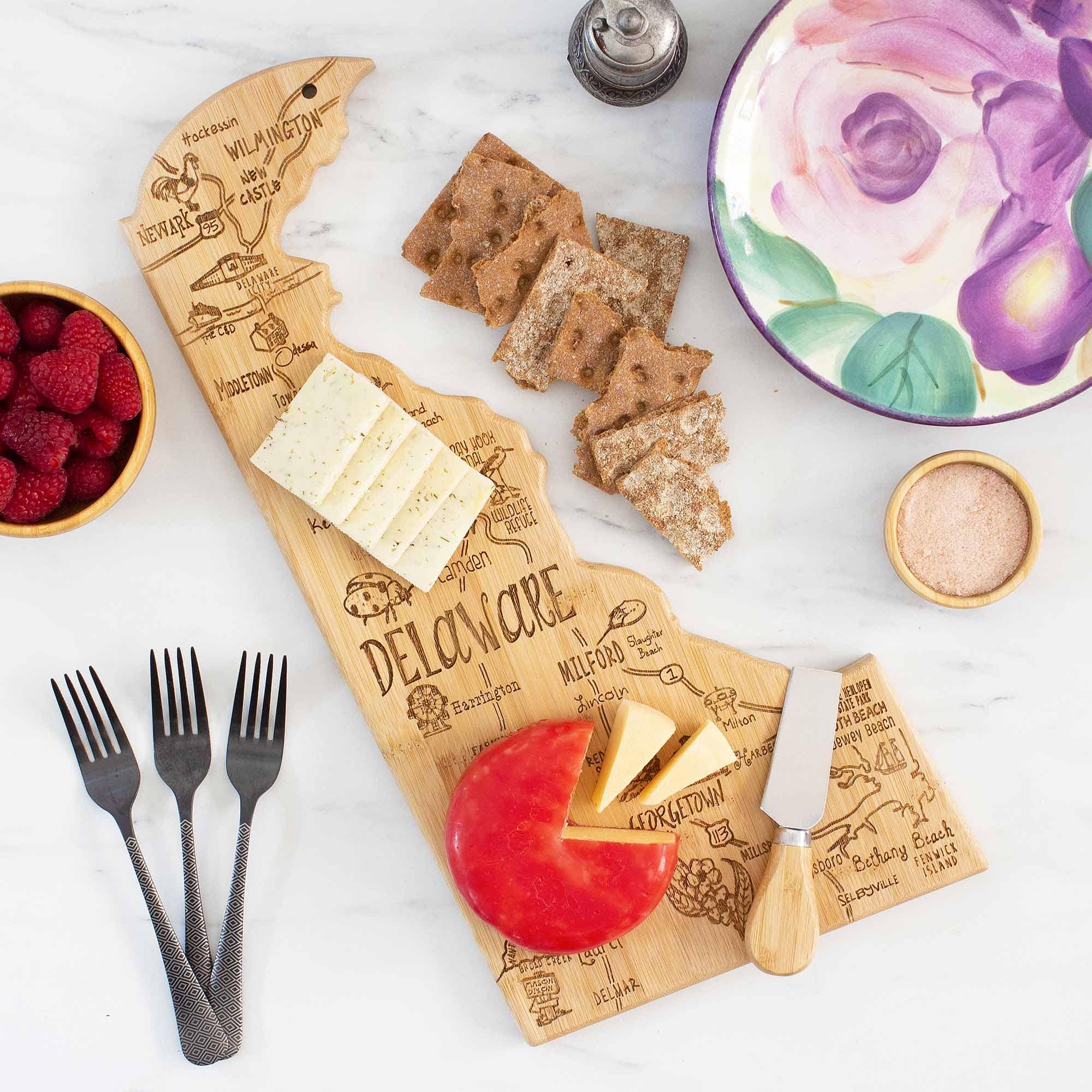 Premium Delaware-Themed Wooden Cutting Board 16.5