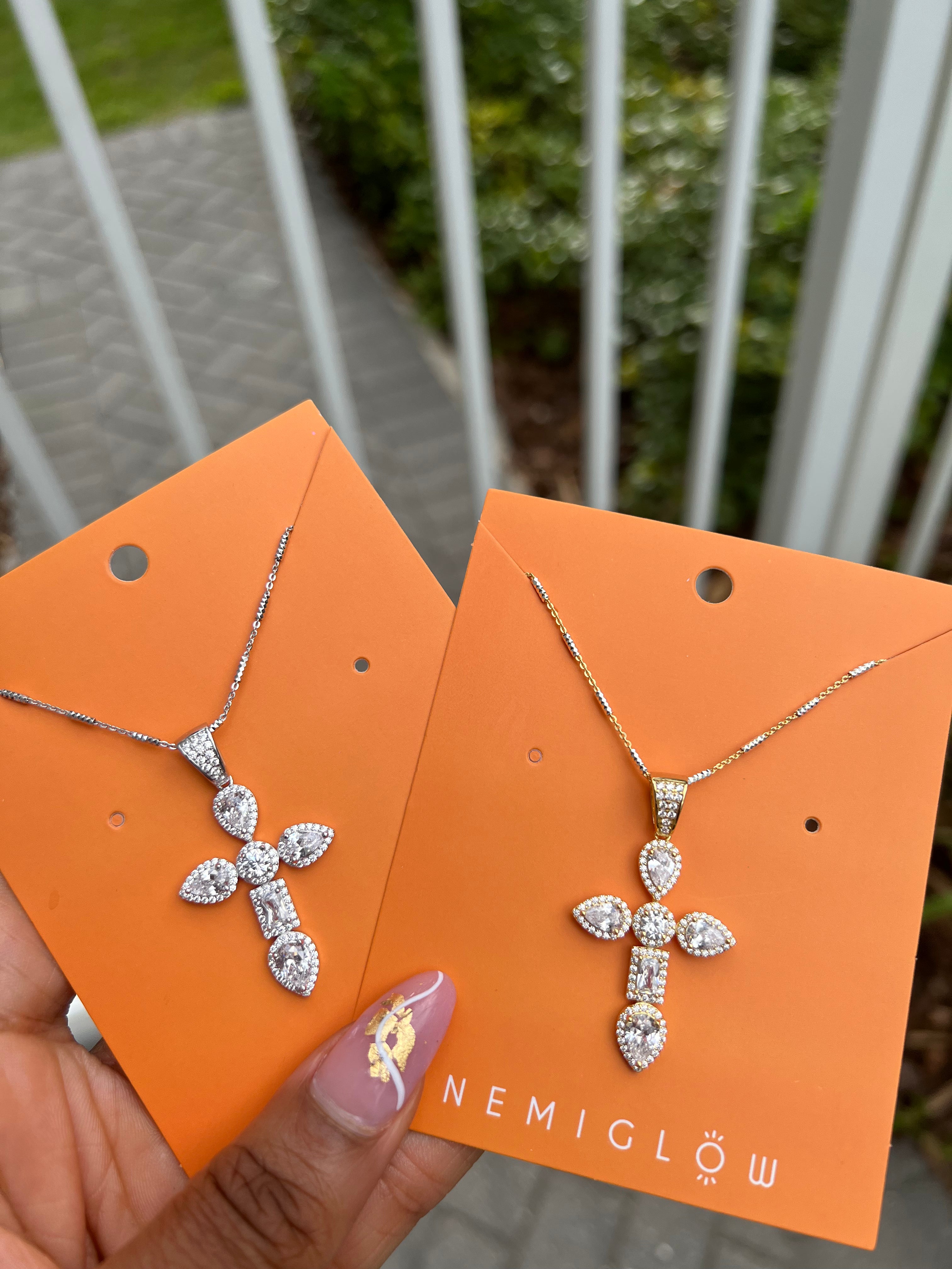 Akinrele Cross Pendant Necklace for Women - Elegant Stainless Steel Jewelry Gift for Her - Perfect for Everyday Wear, Parties & Special Occasions