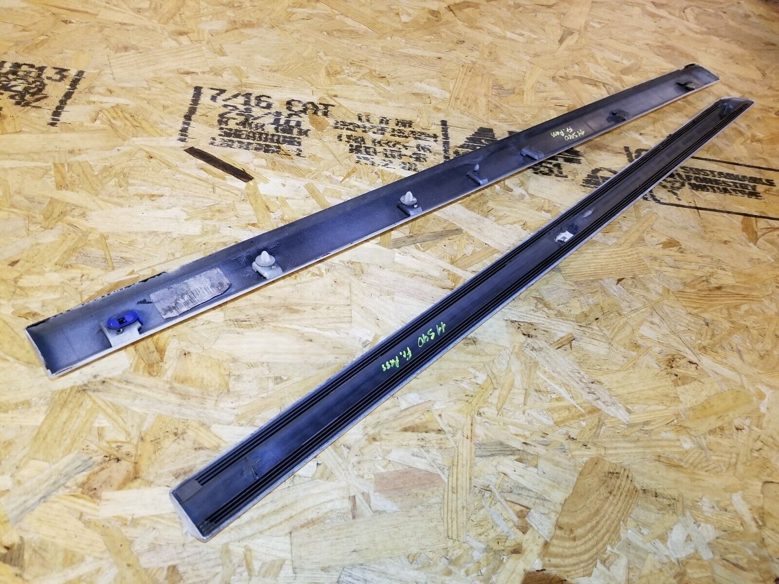 2006-2011 Volvo S40 Right Passenger Side Front Door Molding Trim 2-Piece Set - OEM Replacement Part for Car Door Protection & Style Enhancement