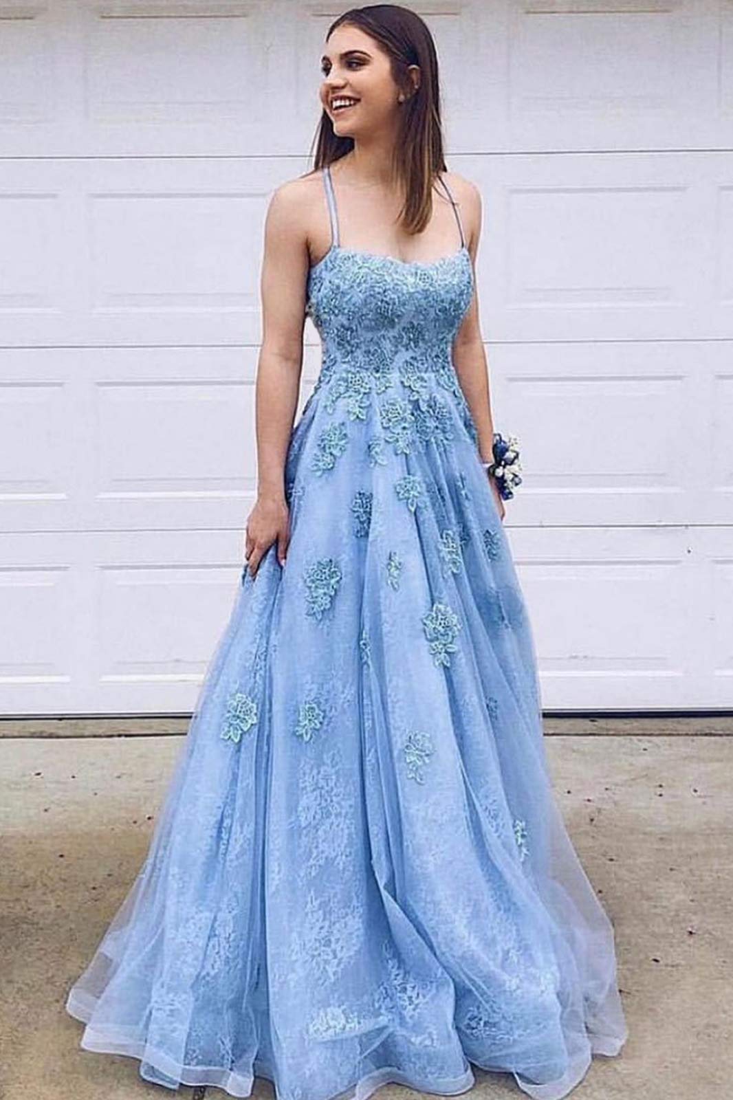 Elegant Women's Halter Lace Applique Prom Dress - Long Tulle Evening Gown for Formal Events, Weddings & Special Occasions