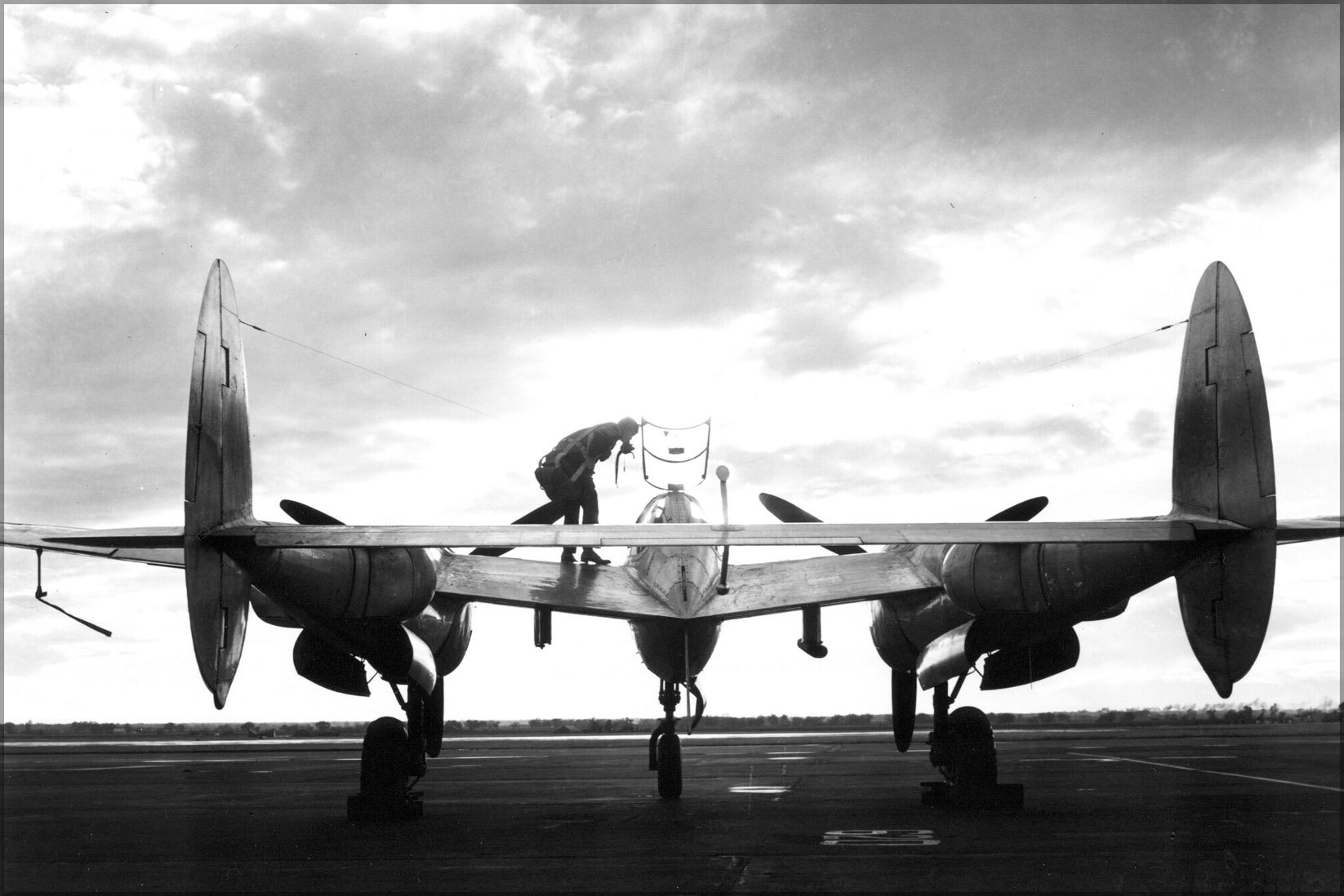 P-38 Lightning WWII Fighter Plane Sunset 1944 - 24x36 Inch Vintage Aviation Poster - Perfect for Home, Office & Military History Enthusiasts