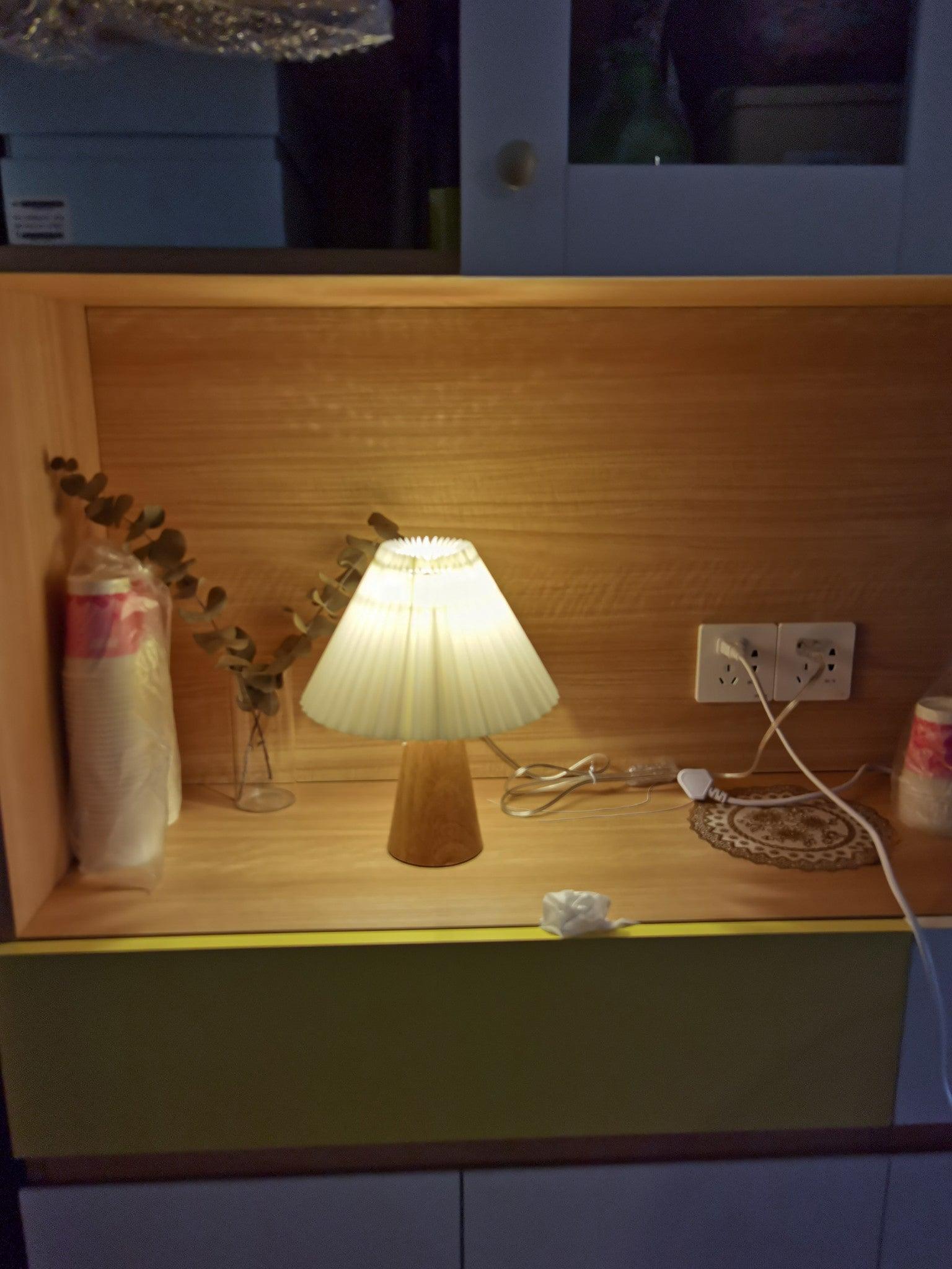 Modern Facet Table Lamp - Sleek Geometric Design LED Nightstand Light for Bedroom, Living Room & Office - Perfect for Reading, Decor & Ambient Lighting