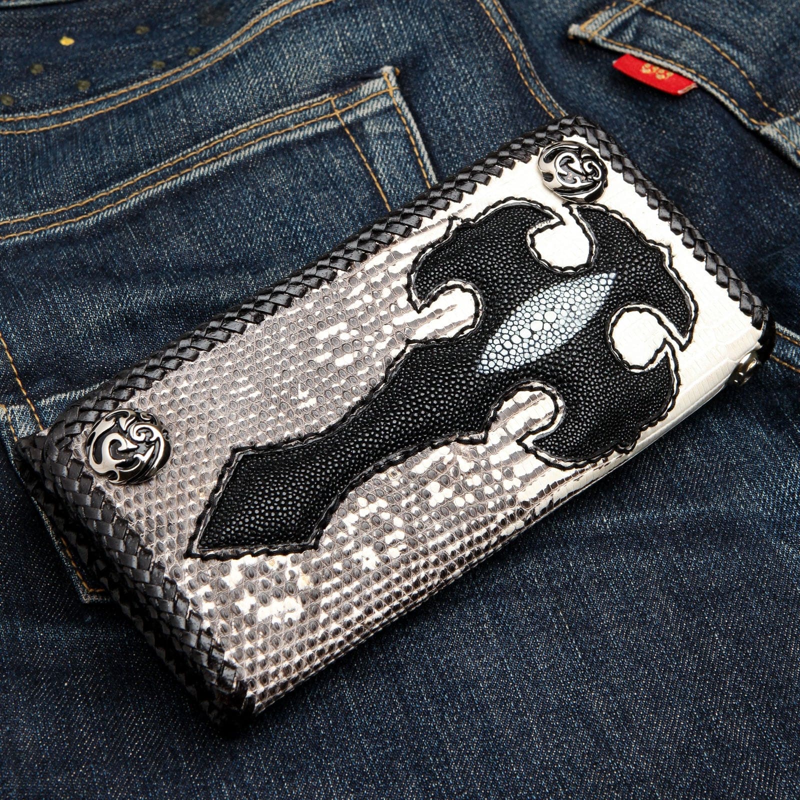 Black Stingray Gray Leather Long Gothic Biker Wallet for Men - Stylish RFID Blocking Chain Wallet for Motorcycle Riders & Bikers - Perfect for Everyday Use, Travel & Night Out