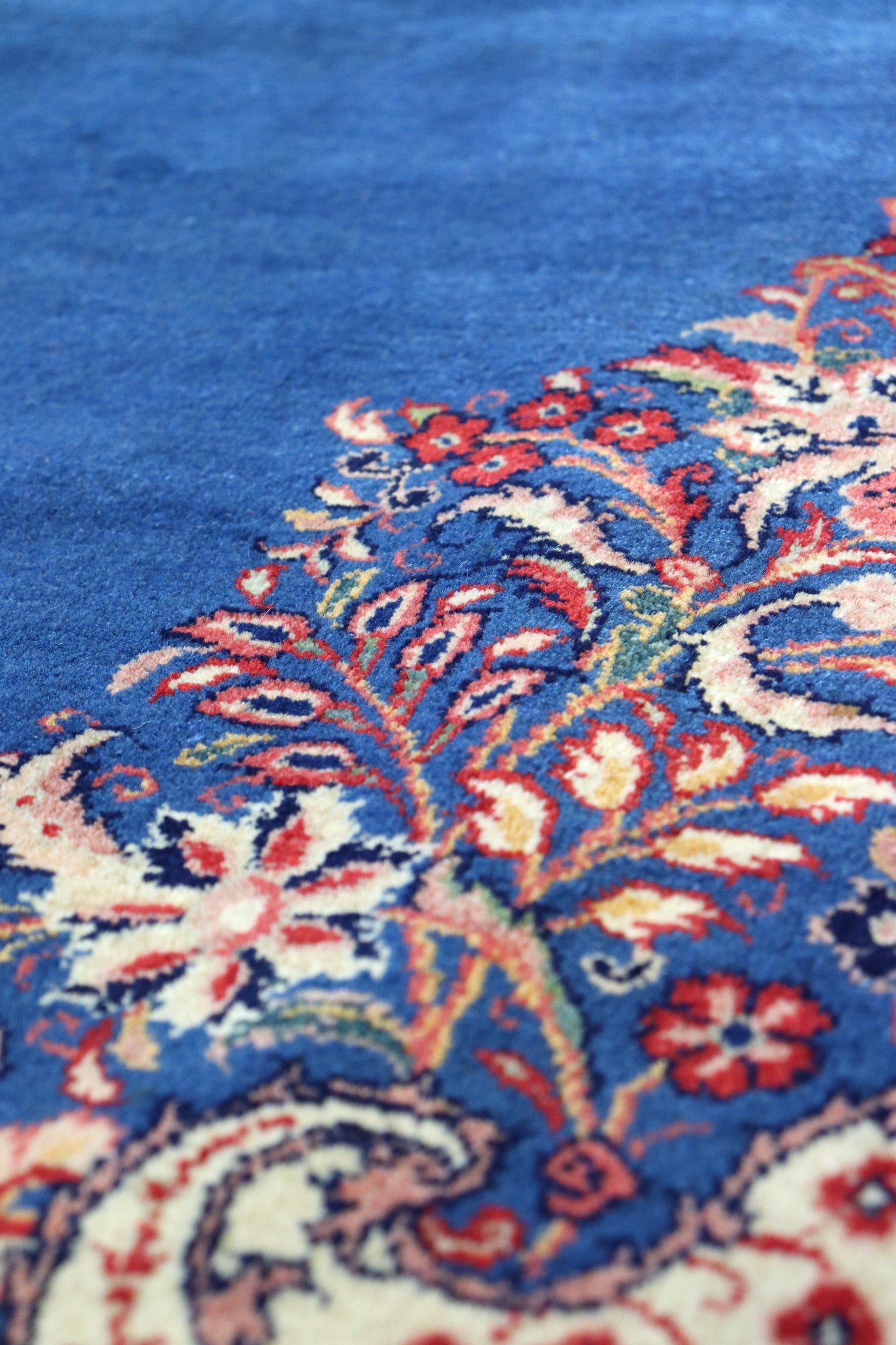 Antique Sarouk Handwoven Traditional Persian Rug - J66218 - Perfect for Living Room, Bedroom & Home Decor