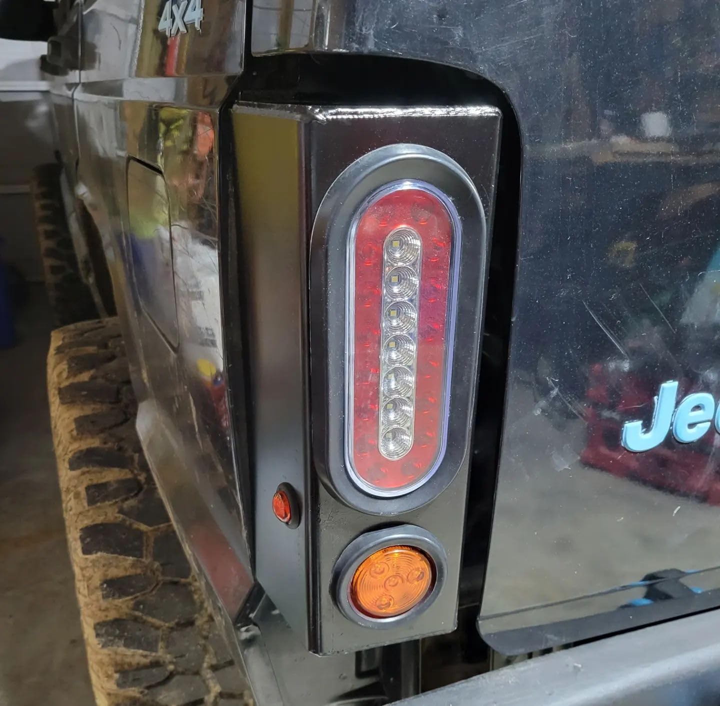 97-01 Jeep Cherokee XJ Tail Light Assembly with Bulbs - Replacement for Left & Right Side - Perfect for Off-Roading, Restoration & Custom Builds