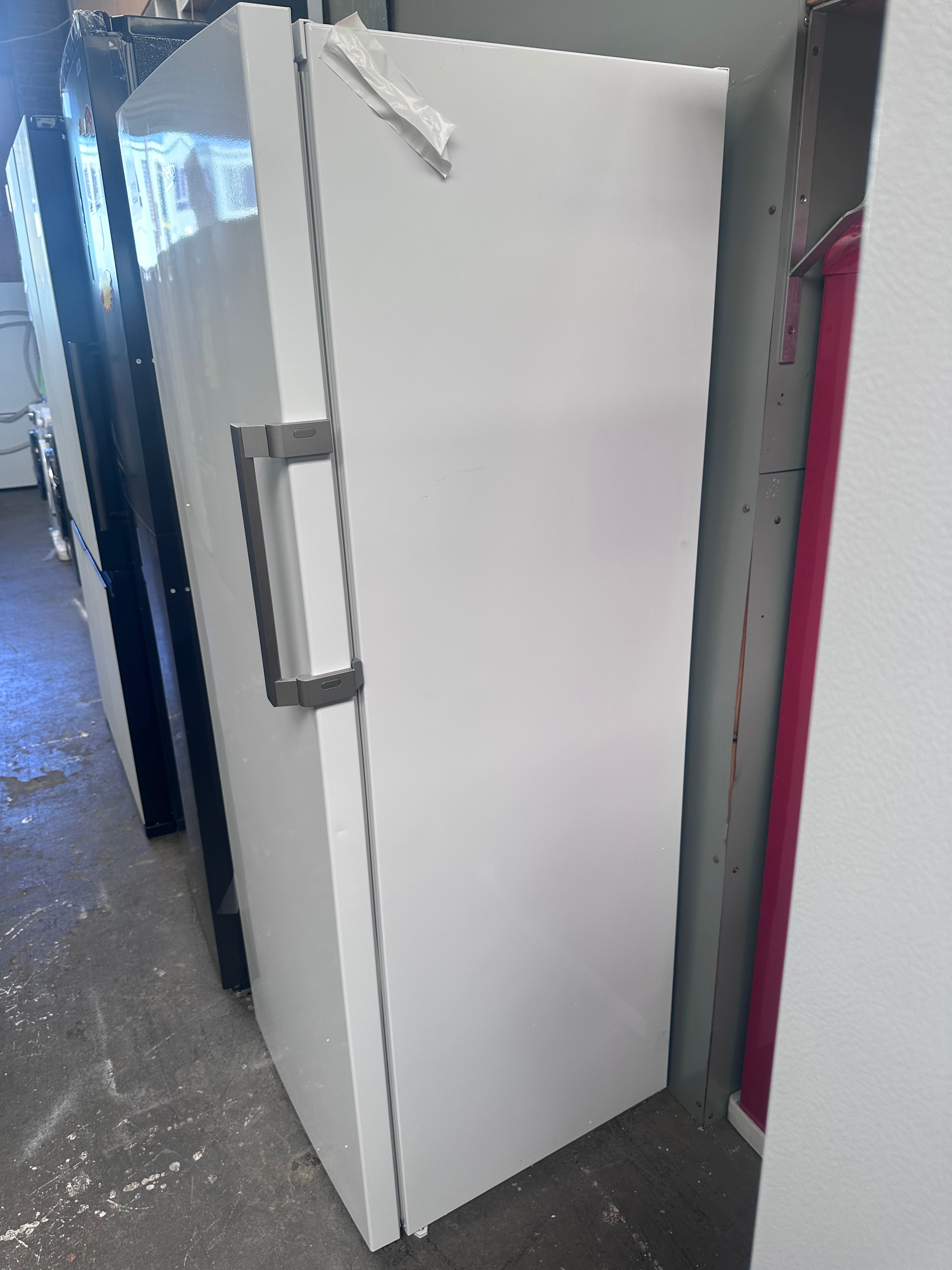 Beko 250L Upright Frost Free Freezer BVF290W - Energy Efficient, Made in Europe, 12 Month Warranty (Carton Damaged) - Perfect for Home, Restaurant & Commercial Kitchen Storage