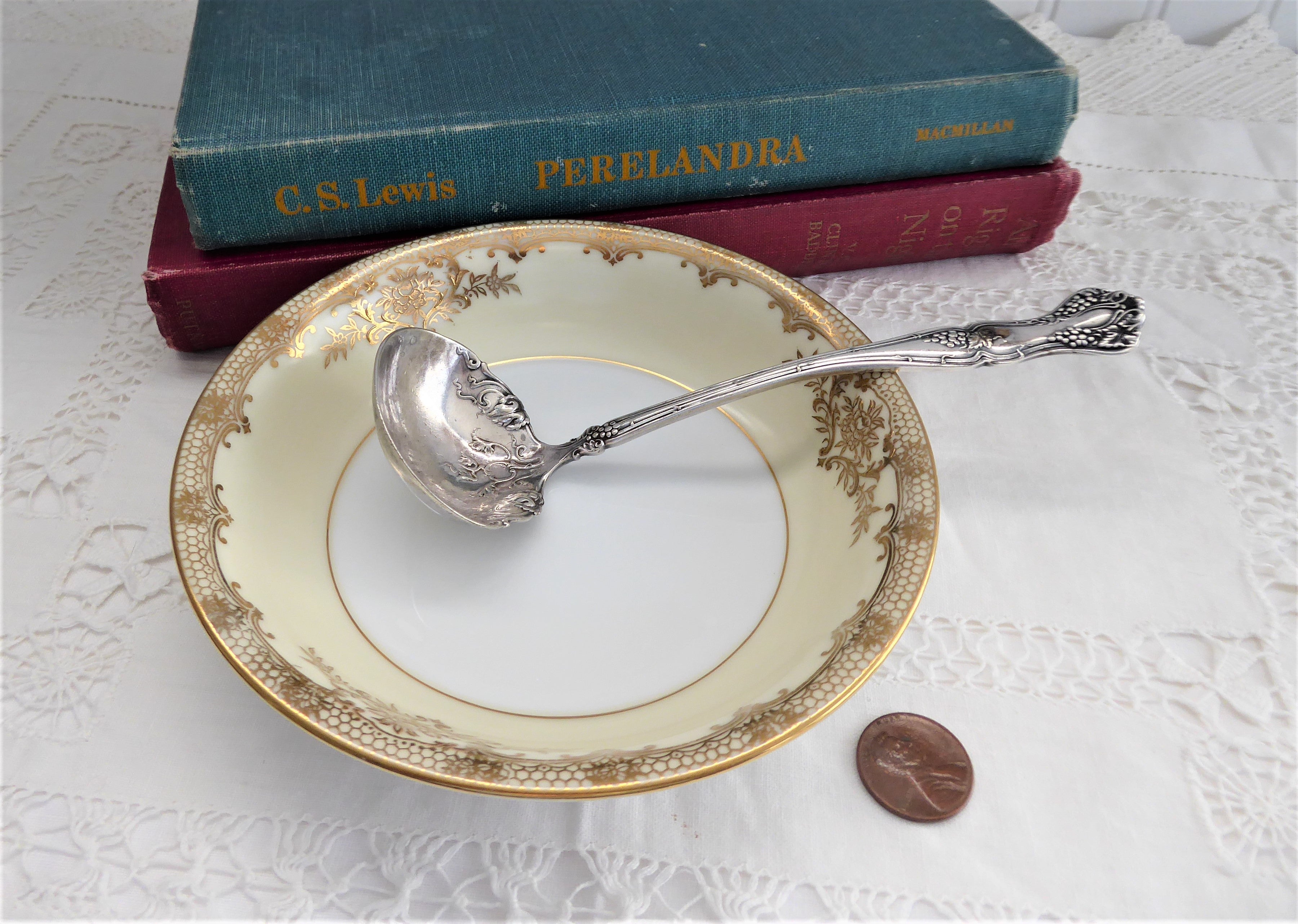 Vintage Rogers 1847 Grape Harvest Gravy Ladle - Silver Plated Serving Spoon from 1904 - Perfect for Thanksgiving Dinner & Antique Tableware Collection