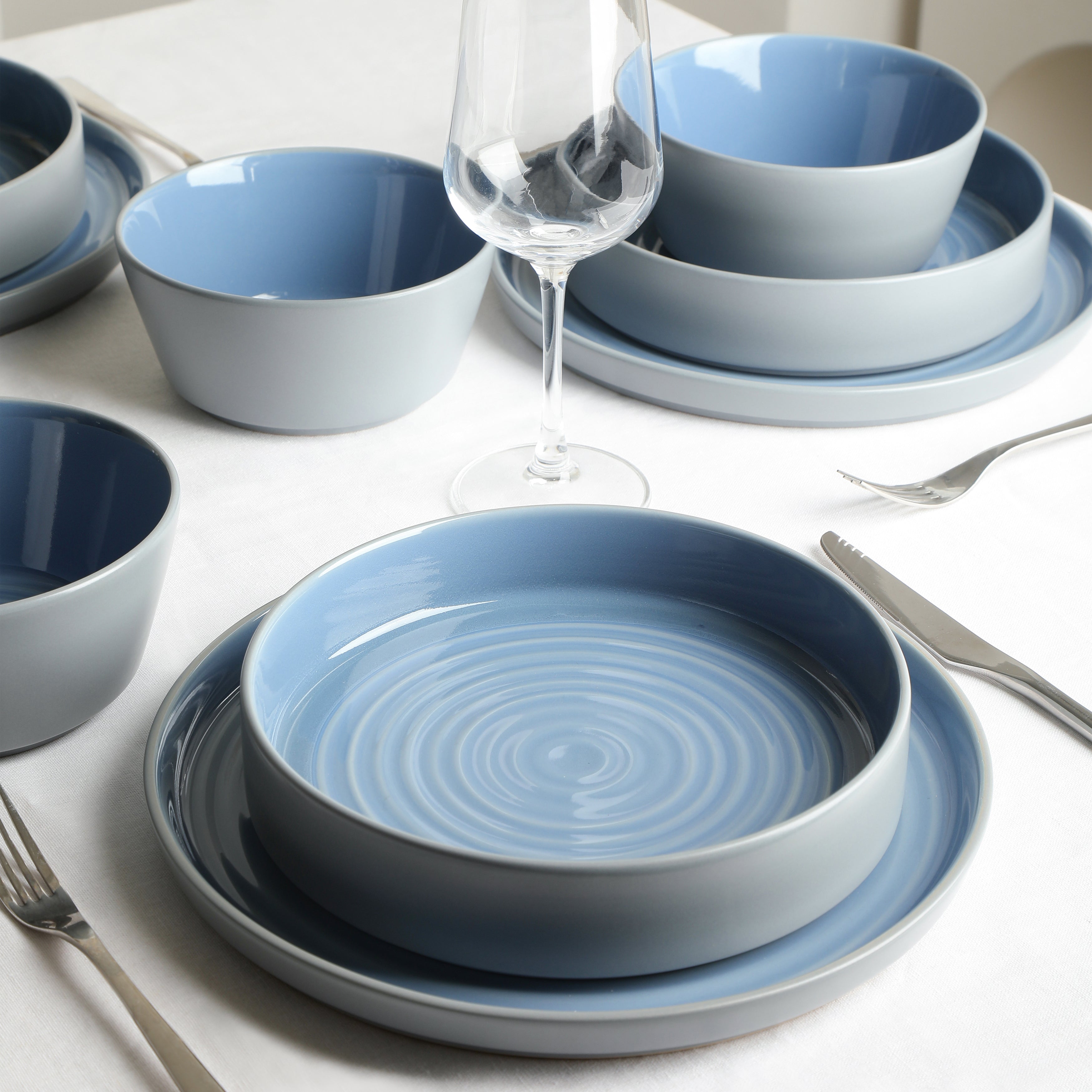 Elica Stoneware Dinnerware Set - 16-Piece Blue and Grey Ceramic Plates, Bowls & Mugs - Durable Stoneware Dinnerware for Everyday Use, Family Meals & Entertaining Guests