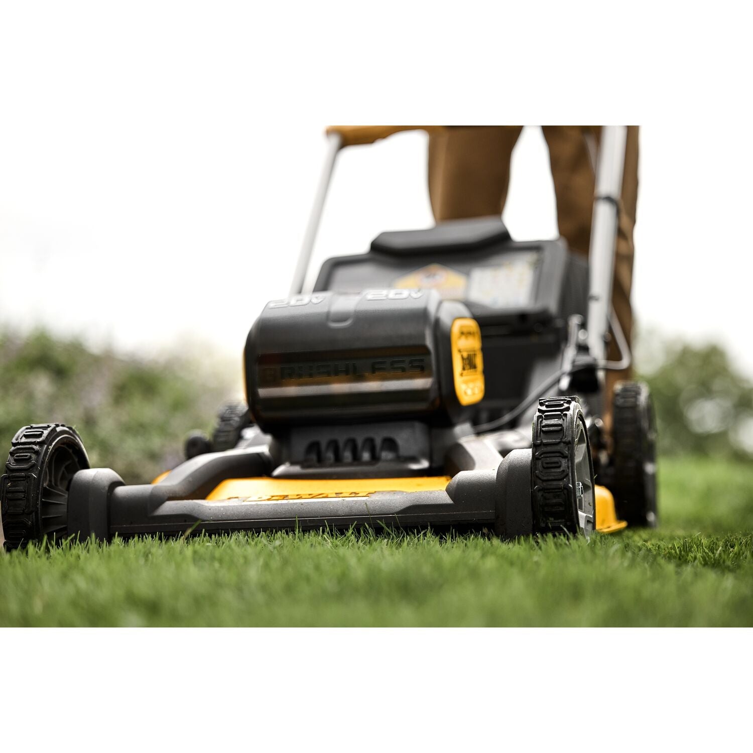 DEWALT 20V MAX XR Cordless Self-Propelled Lawn Mower Kit (2 Batteries Included) - Ideal for Medium to Large Yards, Perfect for Homeowners & Landscapers