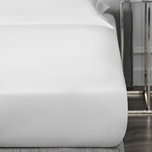 Premium 220 Thread Count Cotton Sateen Fitted Sheet for Queen Bed - Soft Royal Sateen Weave, Deep Pocket Design - Perfect for Luxury Bedrooms, Guest Rooms & Vacation Rentals