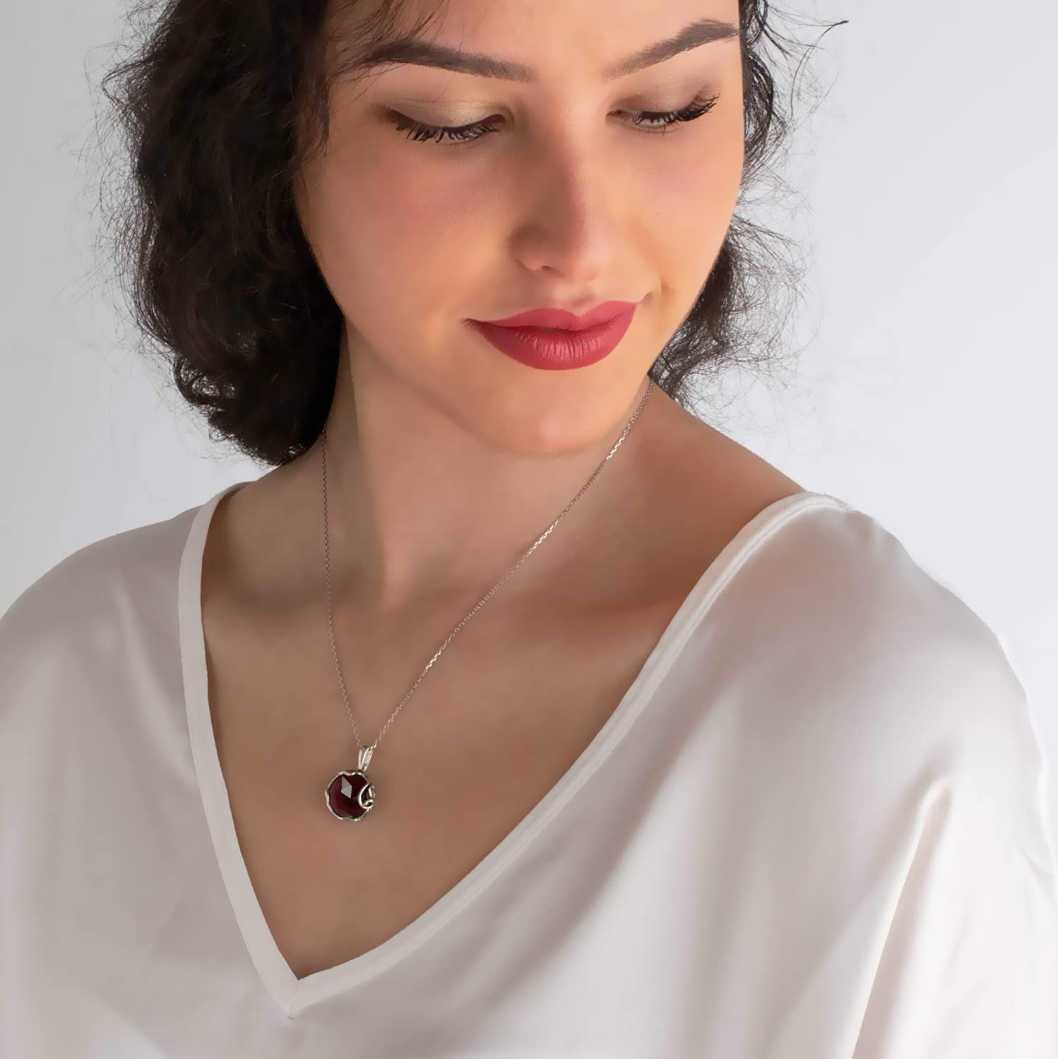 925 Sterling Silver Red Garnet Necklace for Women - January Birthstone Pendant - Elegant Statement Jewelry - Perfect for Everyday Wear & Special Occasions - Gift for Her - Dainty Silver Necklace with Garnet Stone
