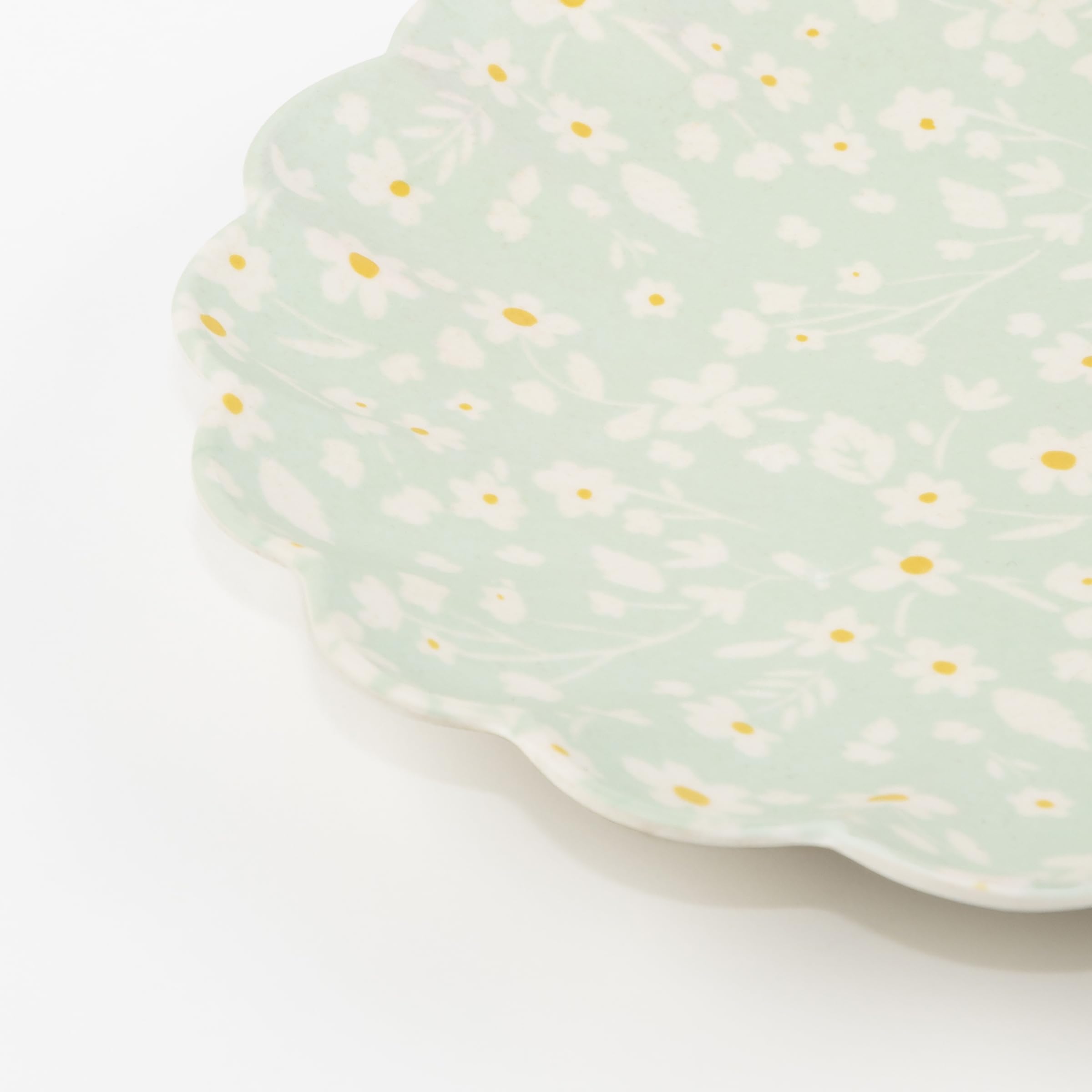 Eco-Friendly Meri Meri Scalloped Bamboo Plates Set of 6 (2 Sizes) - Dishwasher Safe & Reusable Dinnerware for Kids & Adults - Perfect for Birthday Parties, Picnics & Sustainable Dining
