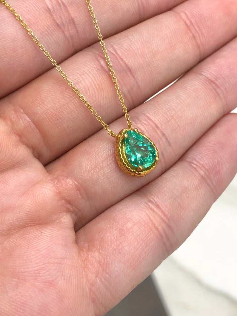 1.55 Carat Elegant Snake Skin Pattern Pear-Shaped Colombian Emerald Solitaire Necklace in 14K Gold - Perfect for Evening Wear, Gifts & Special Occasions