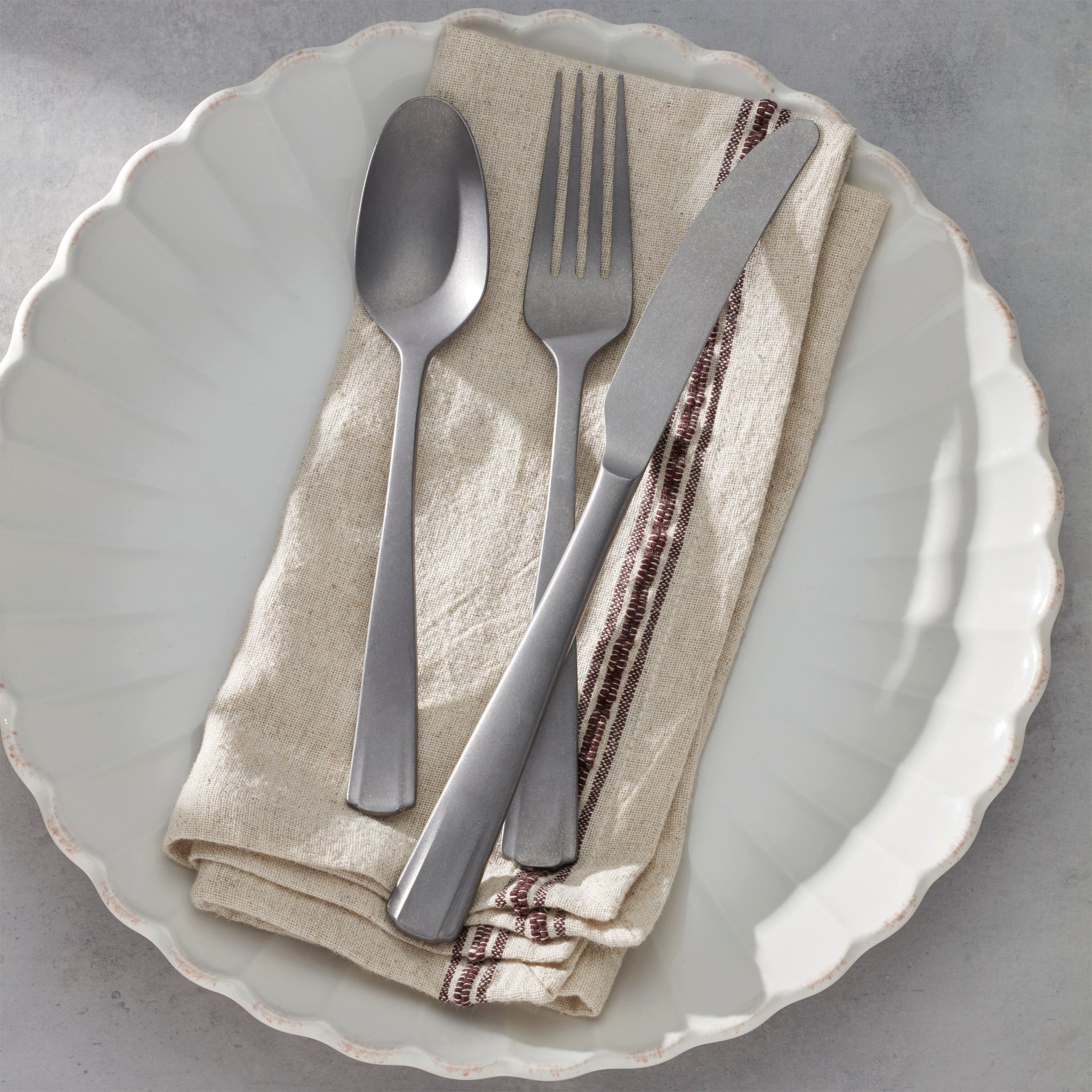 French Perle Scallop Vintage 65-Piece Flatware Set - Elegant Stainless Steel Cutlery for Fine Dining, Wedding Gifts & Special Occasions