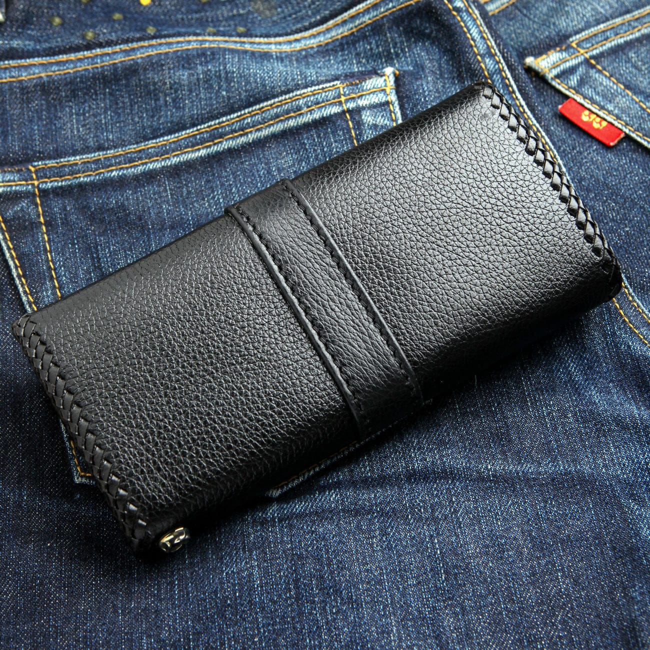 Red Scorpion Design Genuine Leather Tri-Fold Biker Wallet for Men - RFID Blocking Slim Wallet with ID Window & Card Slots - Perfect for Motorcycle Riders & Everyday Use