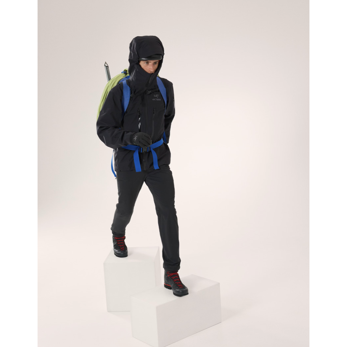 Arc'teryx Men's Alpha SV Jacket - Waterproof & Breathable Gore-Tex Shell for Hiking, Skiing & Outdoor Adventures