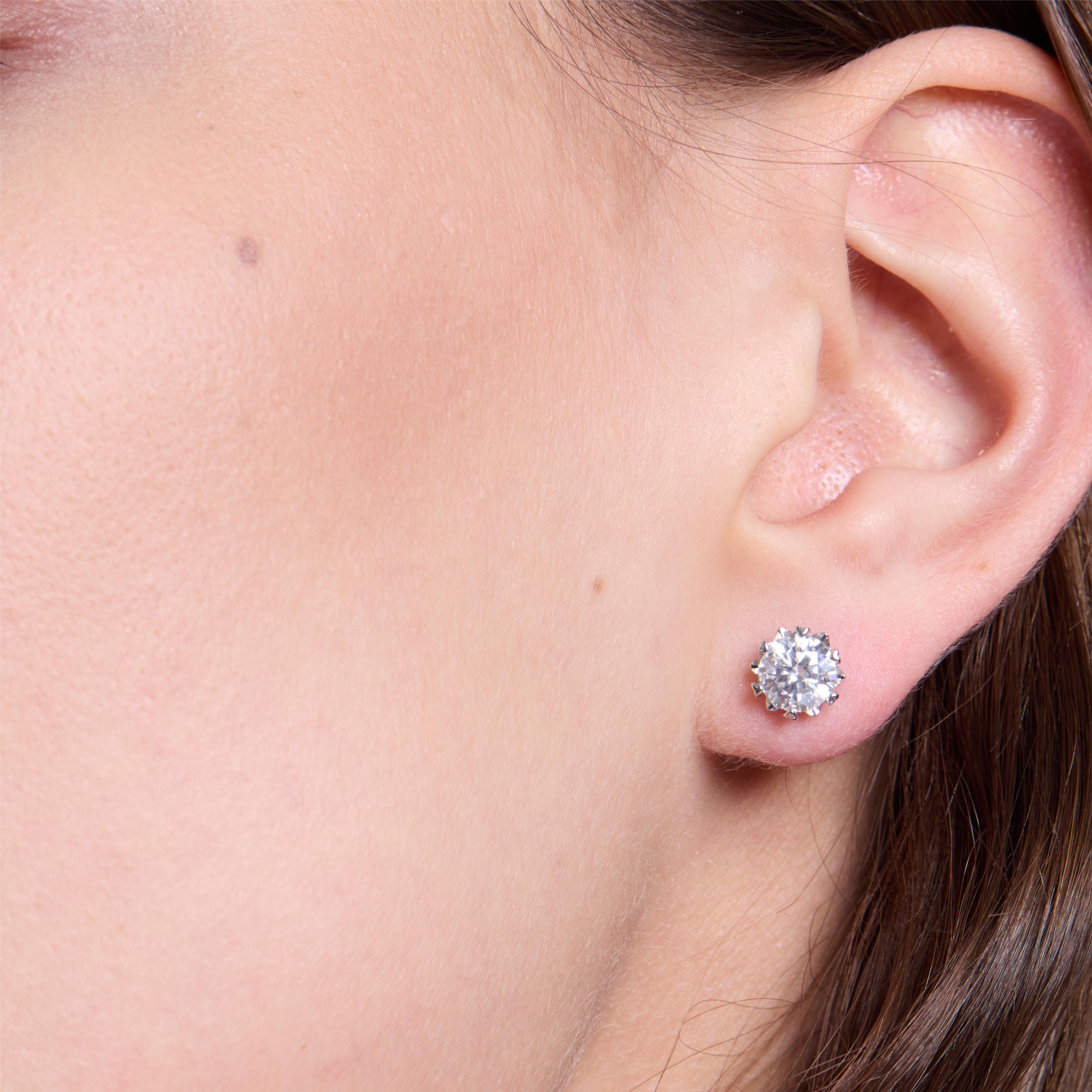 Romantic Moissanite Flower Stud Earrings for Women - Elegant Gift for Valentine's Day, Anniversary & Wedding - Perfect for Everyday Wear & Special Occasions